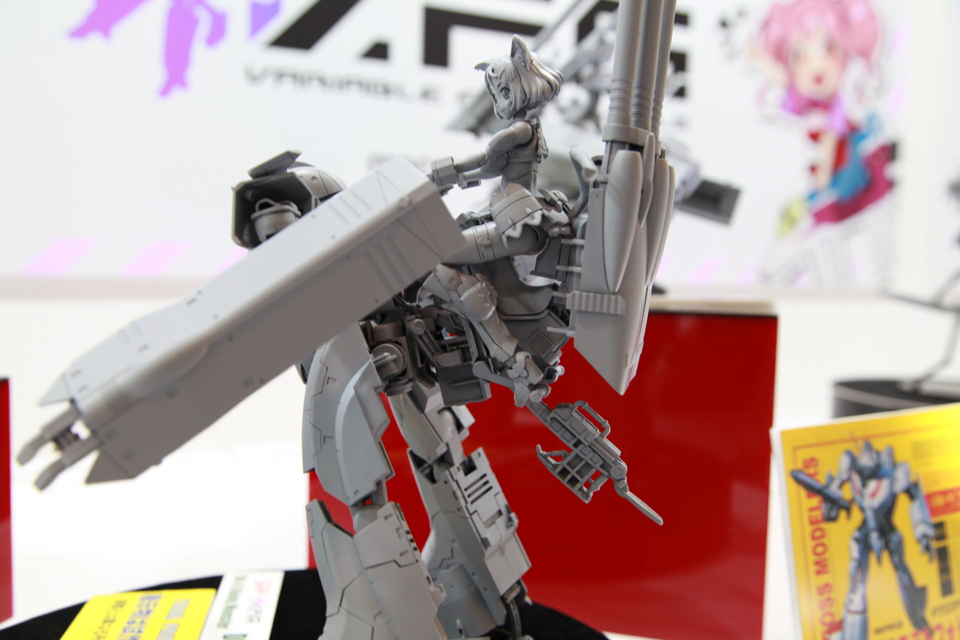 隙間から覗く内部構造。パーツ同士が複雑に組み合わさっている