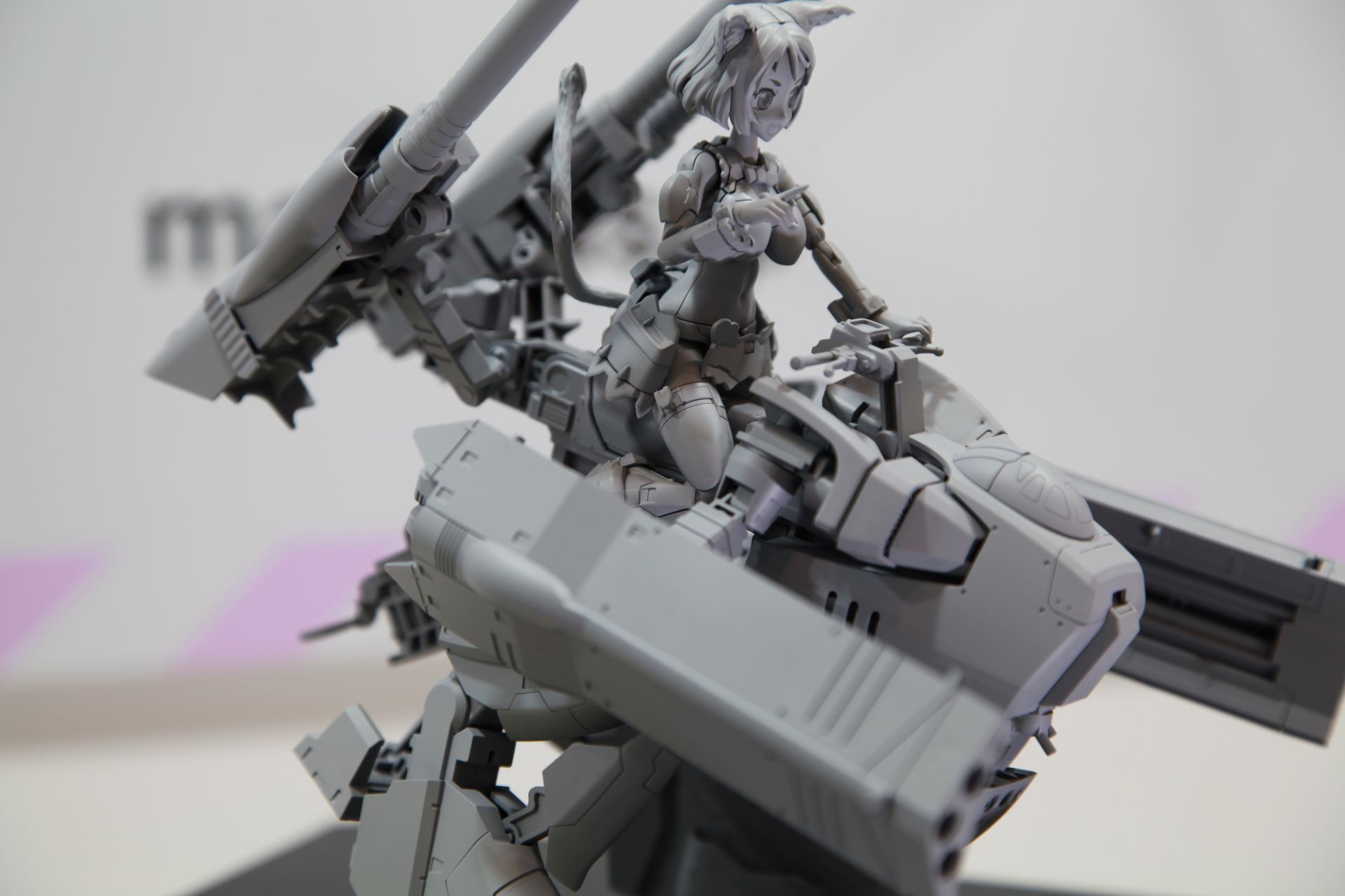 ハンドル、腕部用の可動肩、砲台の構造や脚部の構造など、見るところが多すぎる