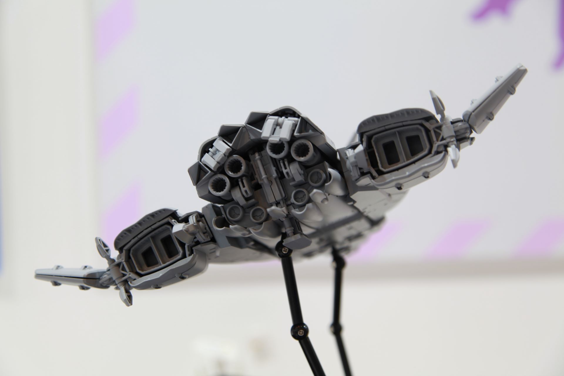 後方からはバーニアの細やかさや、変形用の関節などがちらほら見える