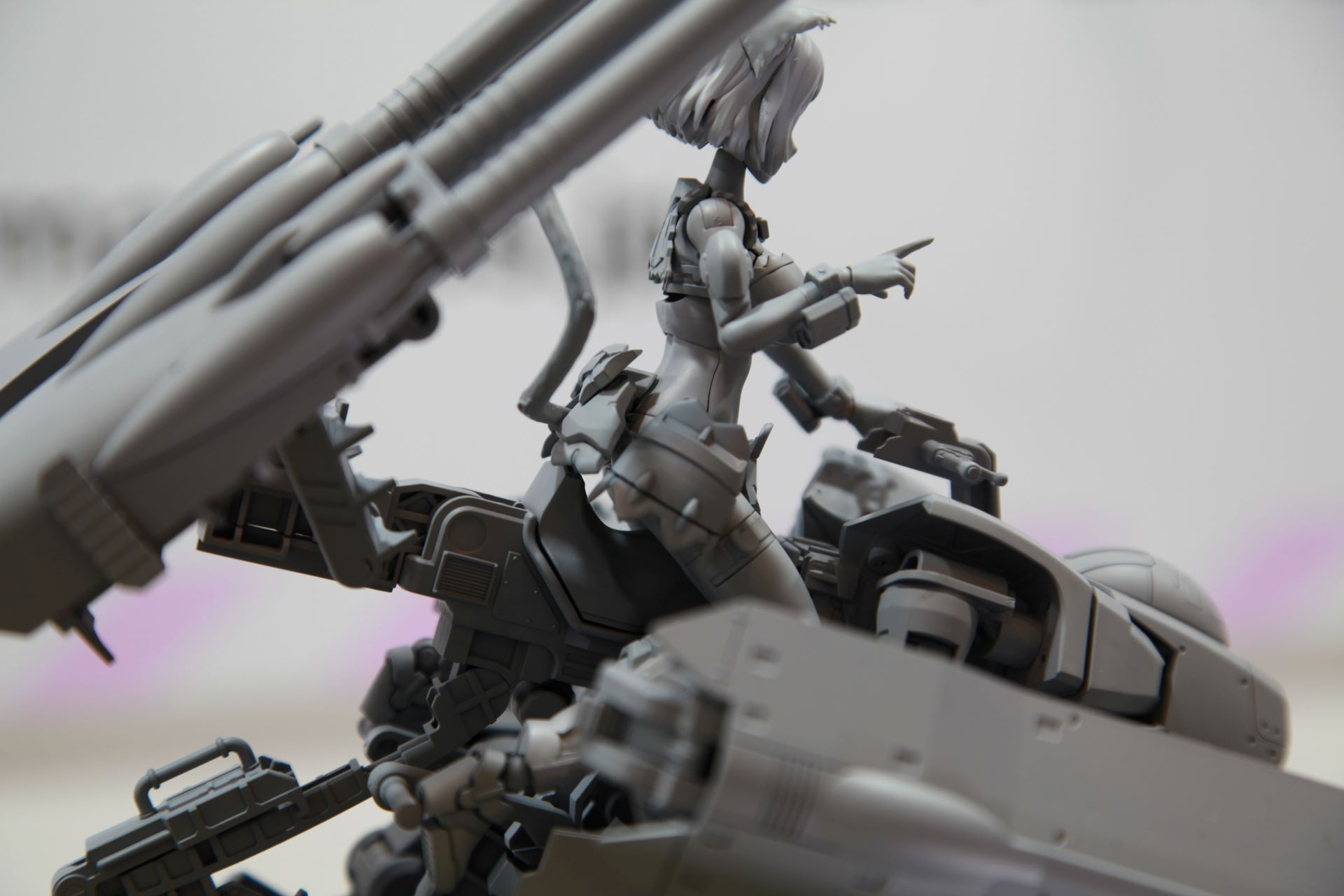 ガウォーク形態時は大きめの座席に跨る