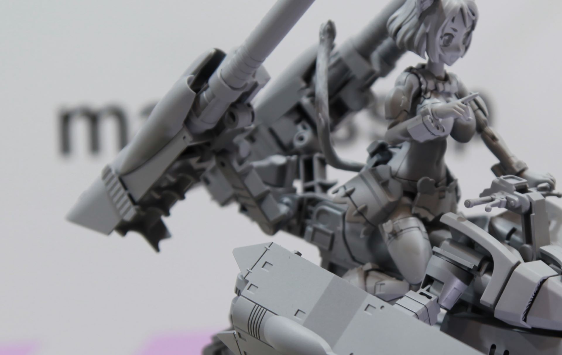 見た様子だと砲塔用の接合パーツが怪しいが、ガウォーク時には見当たらない