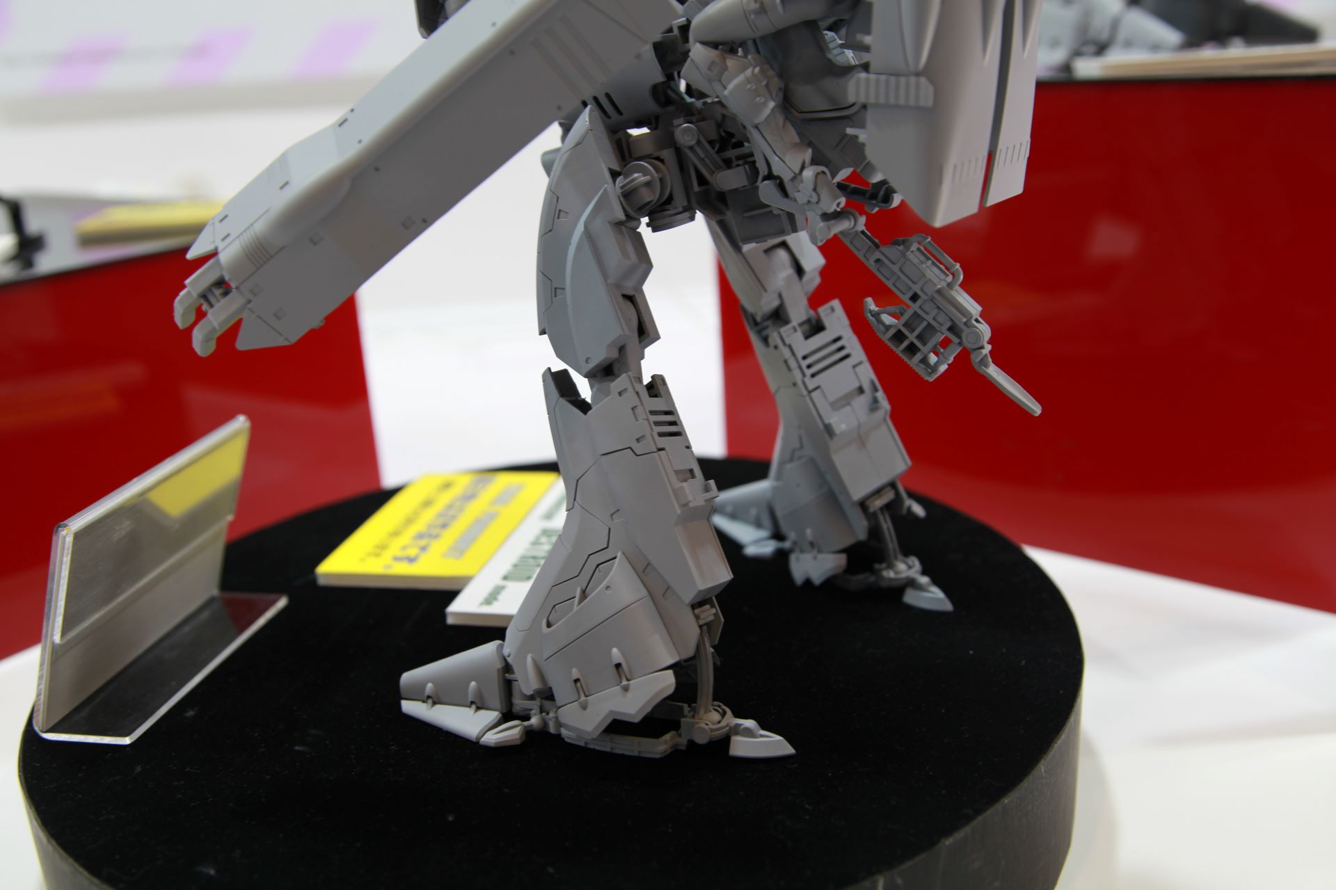 デストロイド形態の脚部も、ガウォークから踵を浮かせる構造に