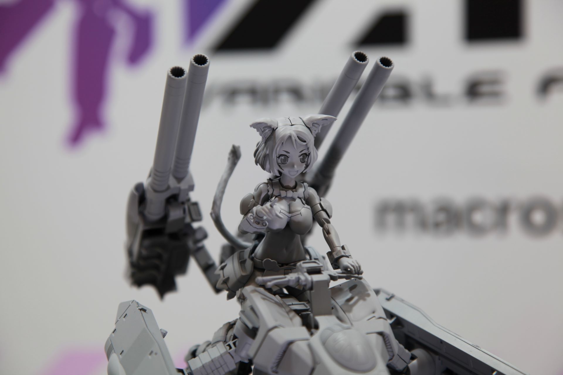 ポージングを付けたときに、自然な胸の形になるよう可動式に