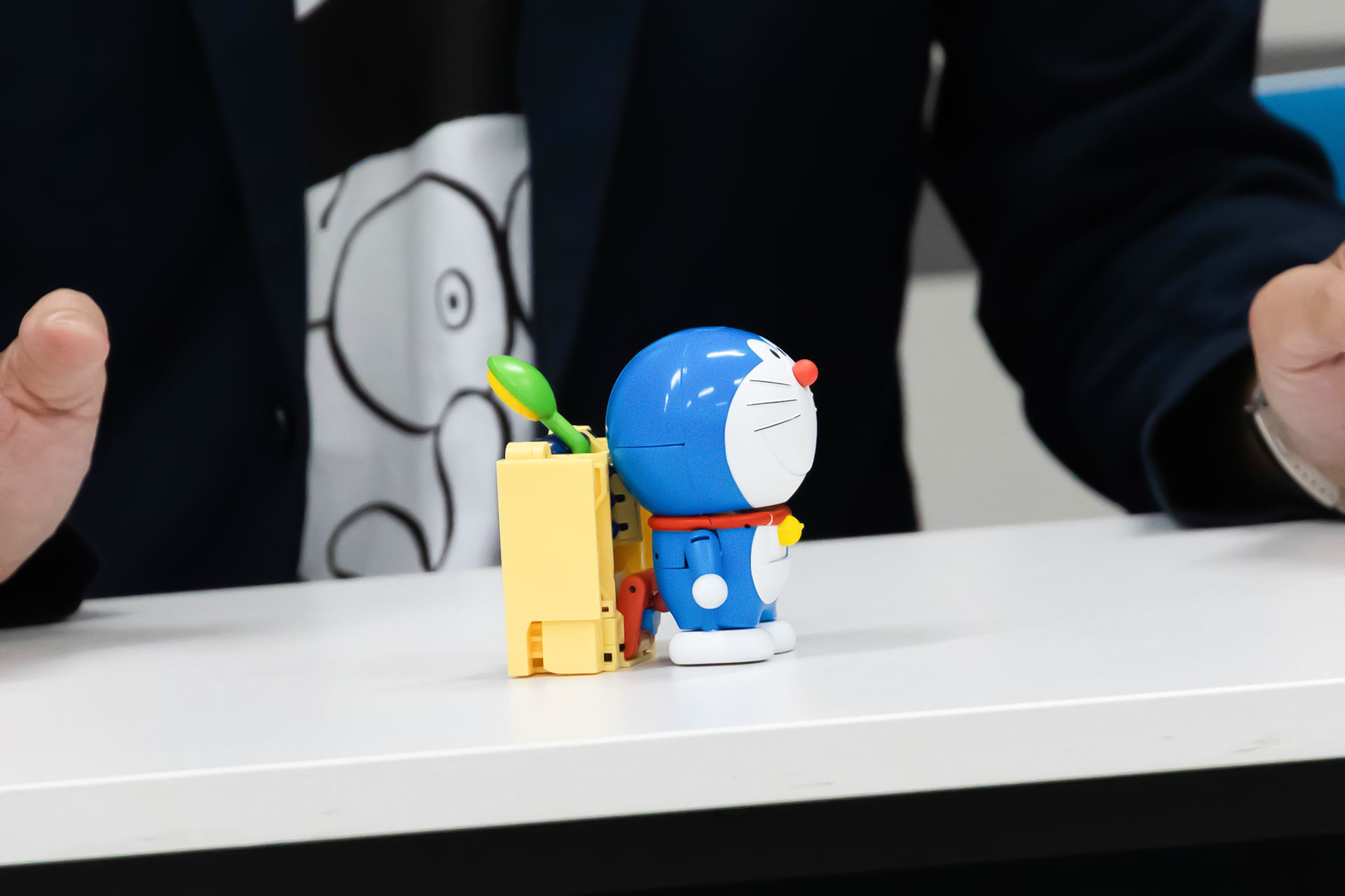 変形前には、背中のパーツを取り付けておく