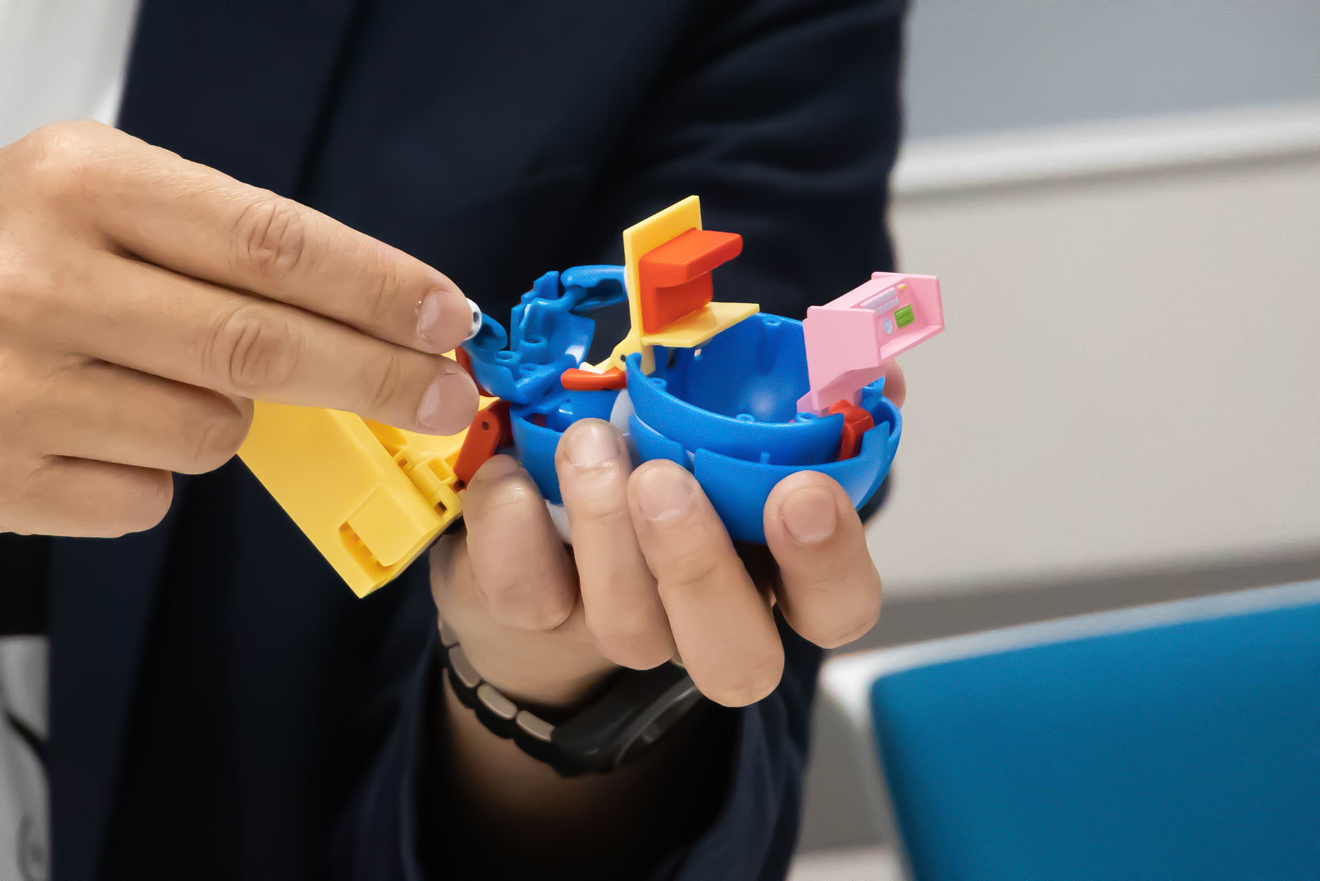 ドラえもんの腕の部分は、体の中に折りたたんでしまうことができる