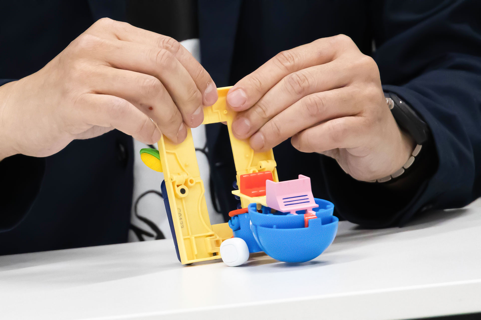 ドラえもんが背中に背負っていたパーツを広げて、タイムマシンの土台部分として組み上げていく