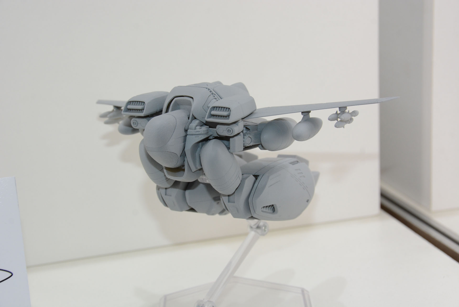 丸い機首が特徴的なオーガス・フライヤー。異世界の航空機らしい雰囲気。胴体を大胆に折り曲げて変形する