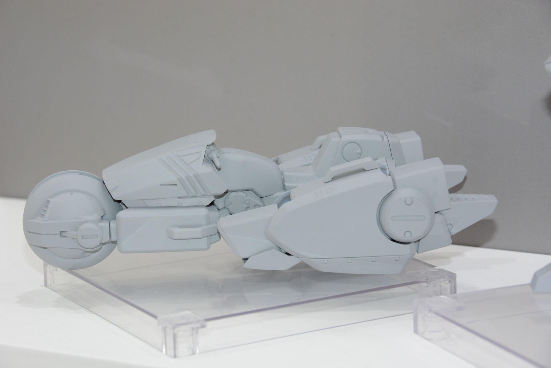 こちらも複雑な変形システムだ。「MODEROID ガーランド」も差し替えなしの完全変形を実現しているとのこと