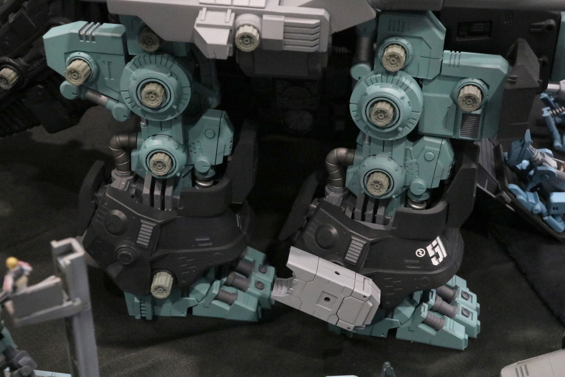 巨大感のある足は「HMM ゴジュラス」の足で表現