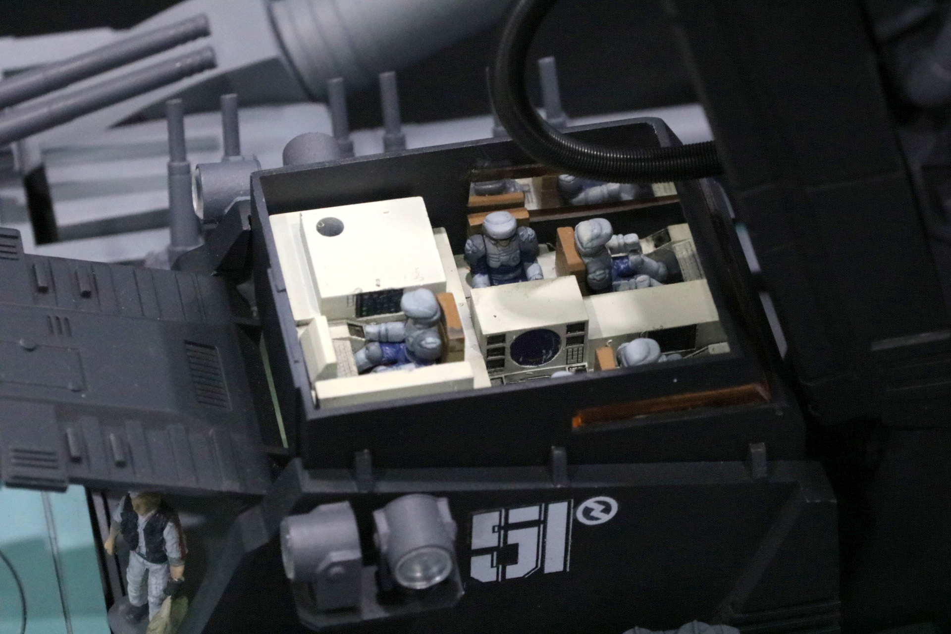 天蓋部分を取ることができ、中にはミニチュアフィギュアが