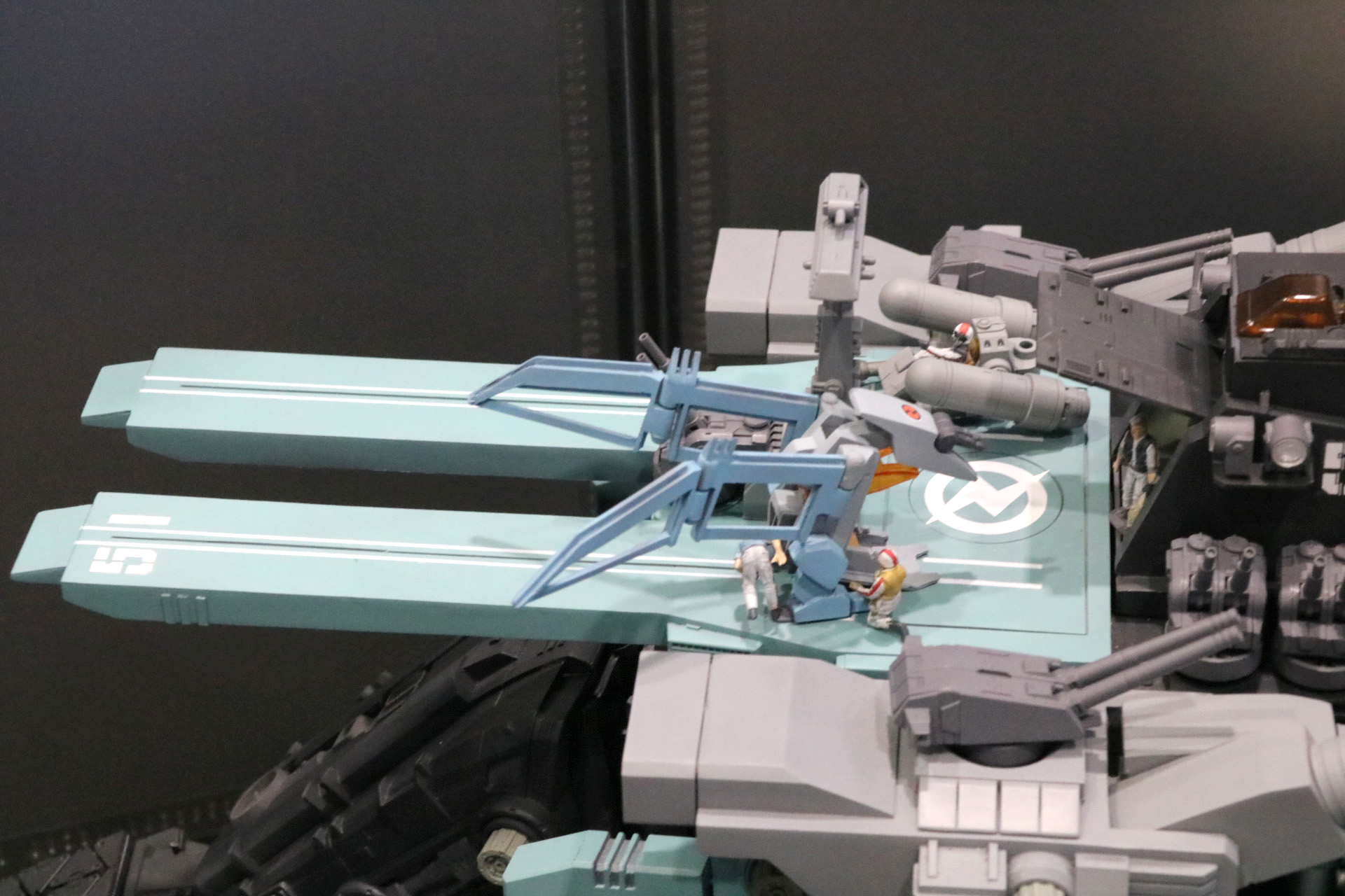 甲板には飛行ゾイドの姿が