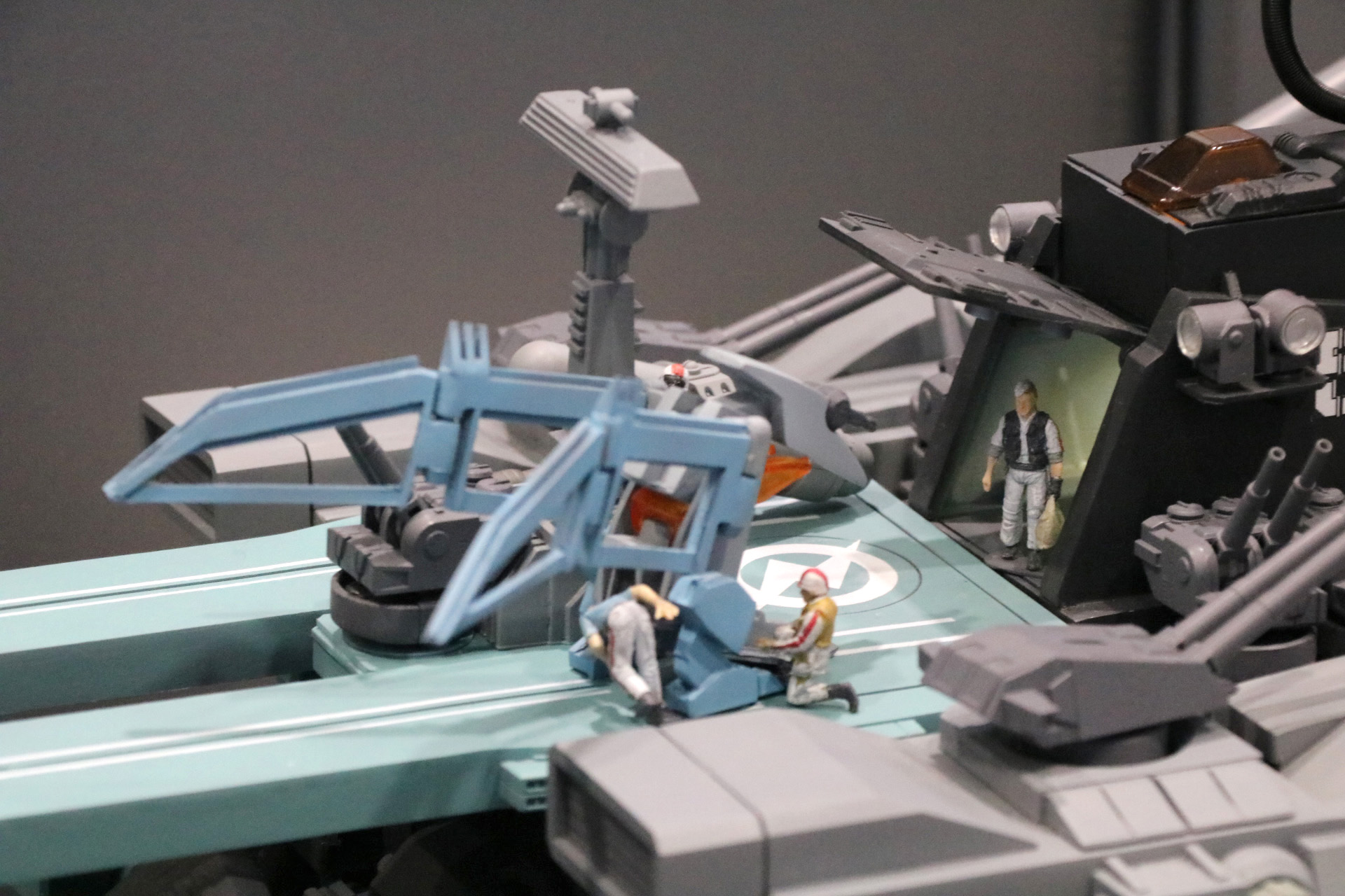 胸のハッチに小型ゾイドを格納