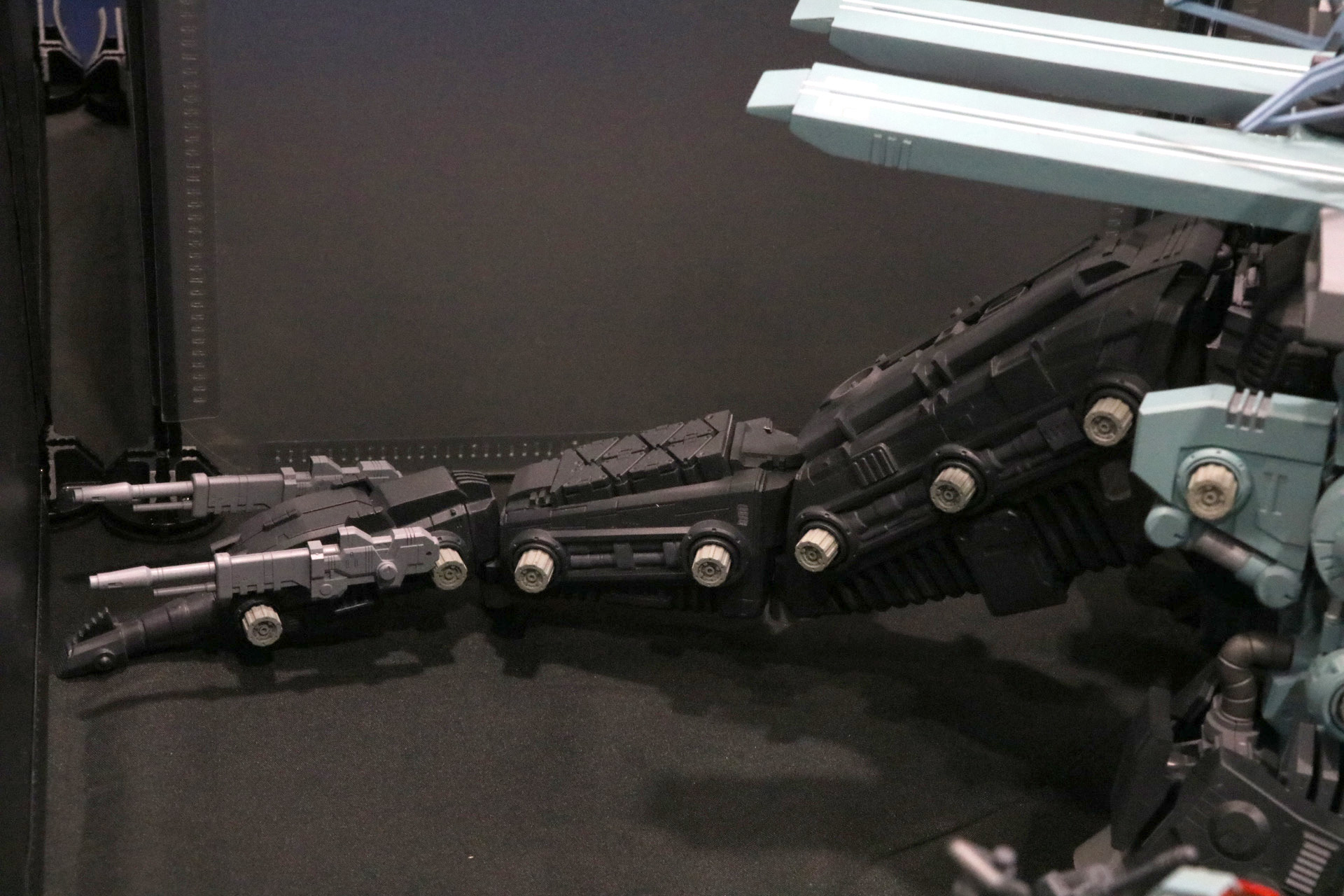 尻尾の部分も「HMM ゴジュラス」となっている