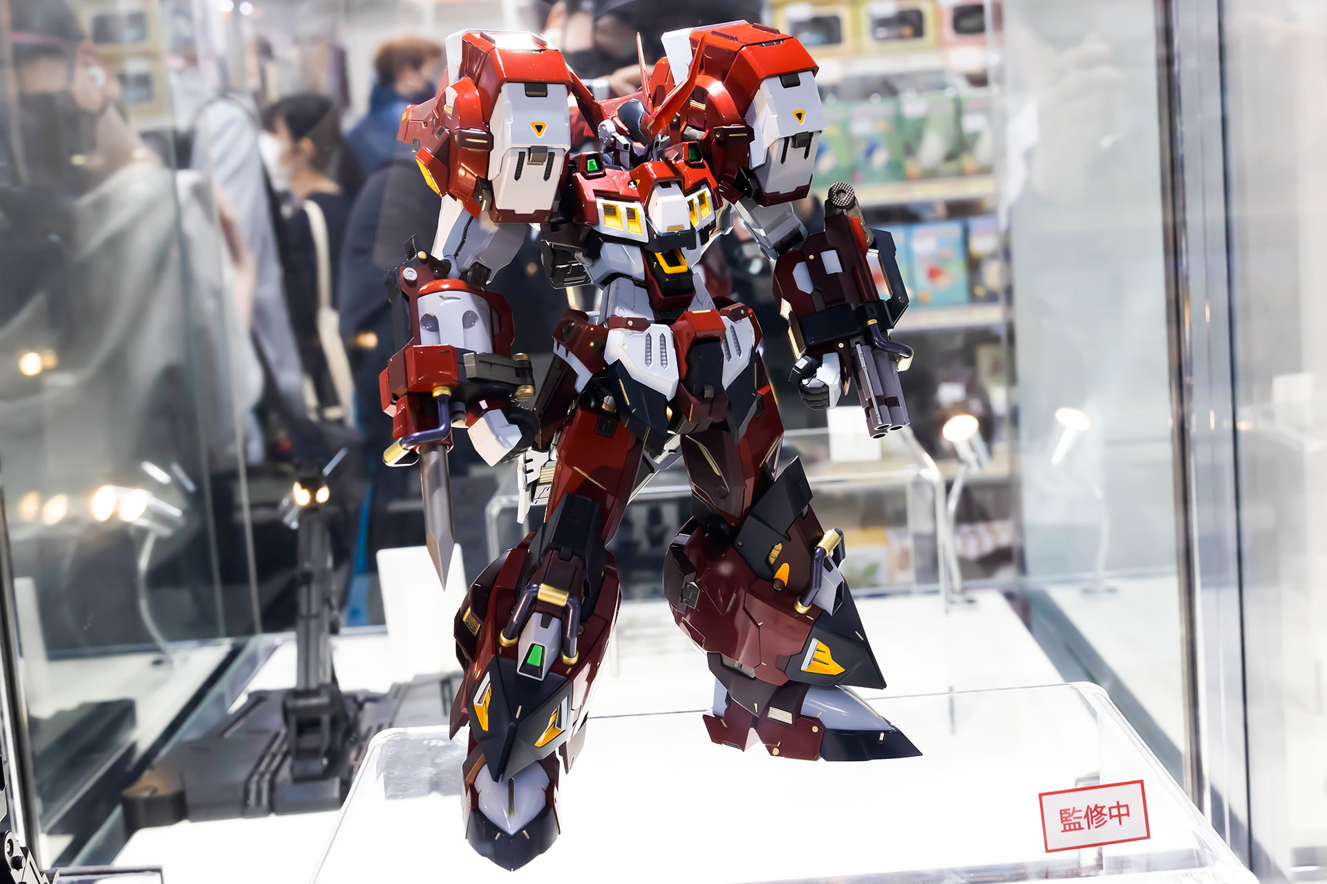 全高は約210mmで、使用されている素材はABS、POM、PA、PE、Diecastだ。