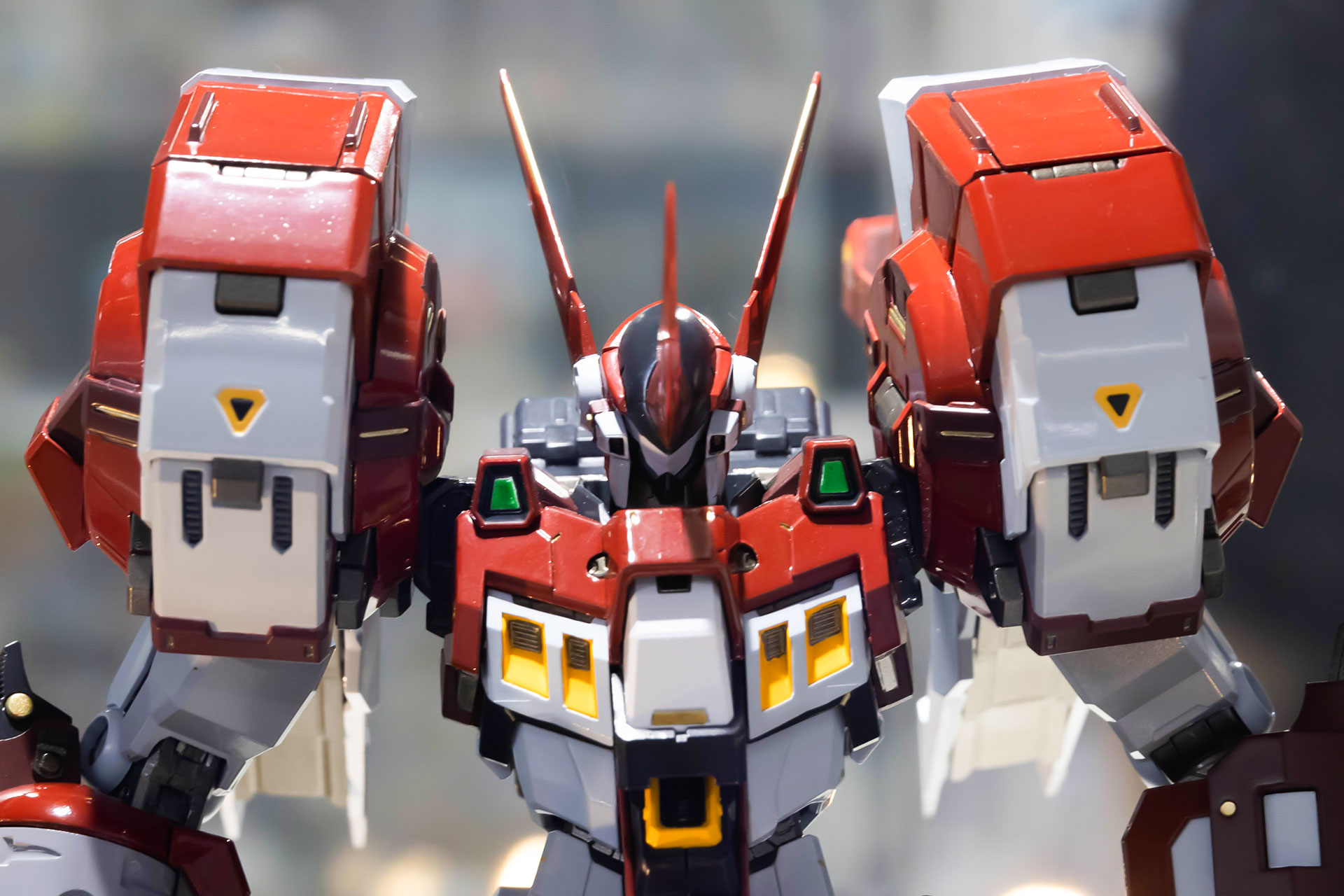 ゴツ目のボディとは異なり、意外と小顔なところもこうしたロボットならではの格好良さがある