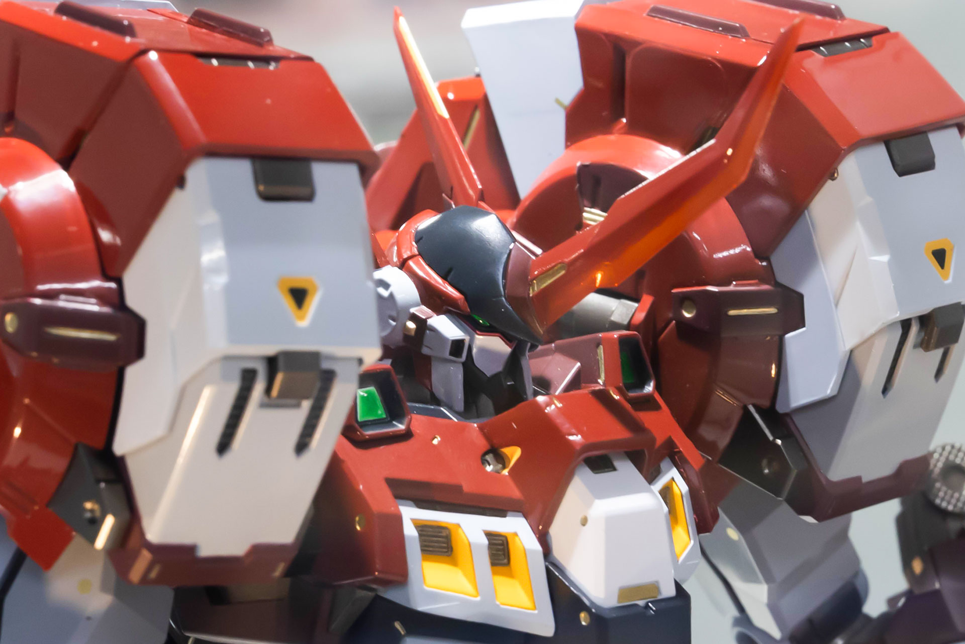 アルトアイゼンといえば、頭部から突き出たヒートホーンも特徴のひとつだ