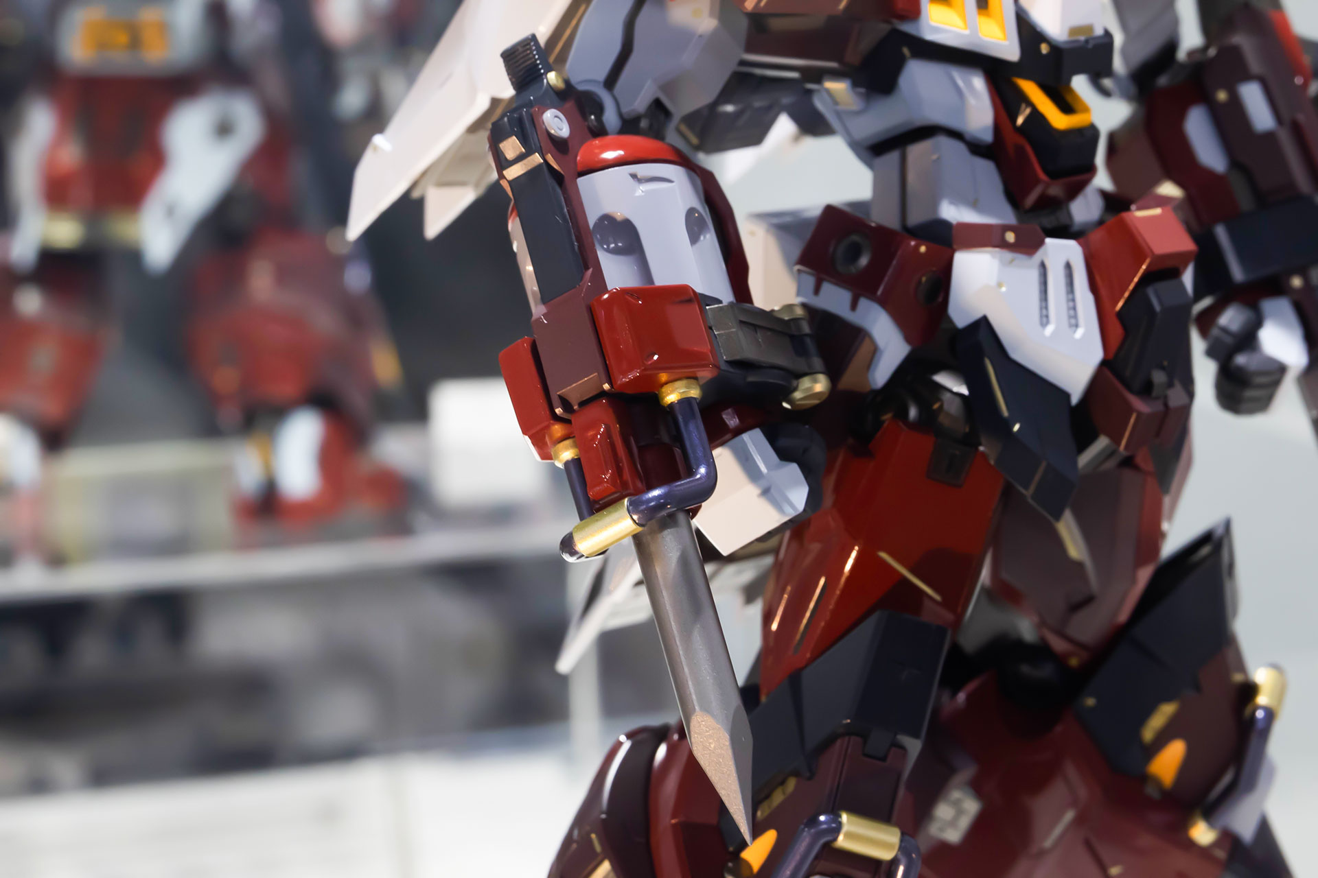 右腕に装着された「リボルビング・ステーク」も鋭く突き出ている