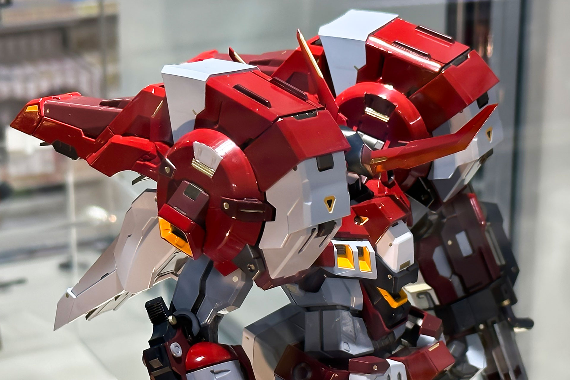 スクエア・クレイモアを内蔵した両肩など、いつまで観ていたくなるようなディテール密度がある