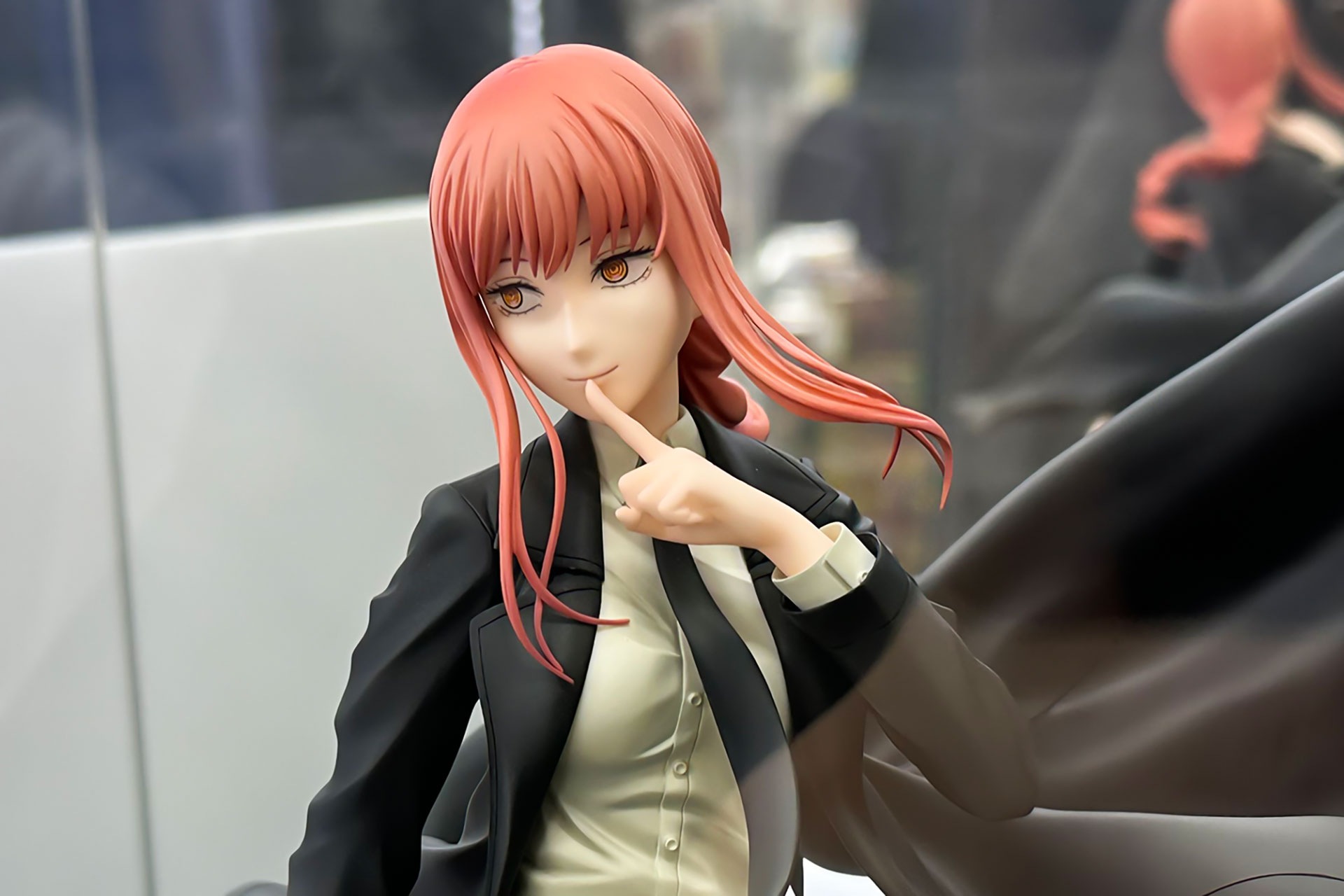 口元に指を当てたポーズが、いかにもマキマらしい感じだ