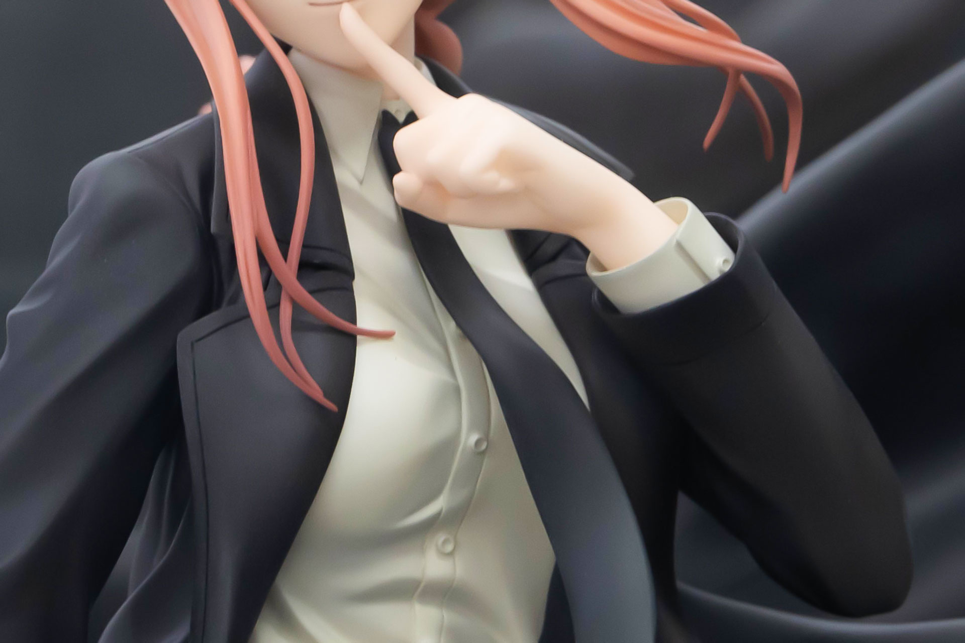 身に付けているシャツは、やや黄色みがかっているように見える