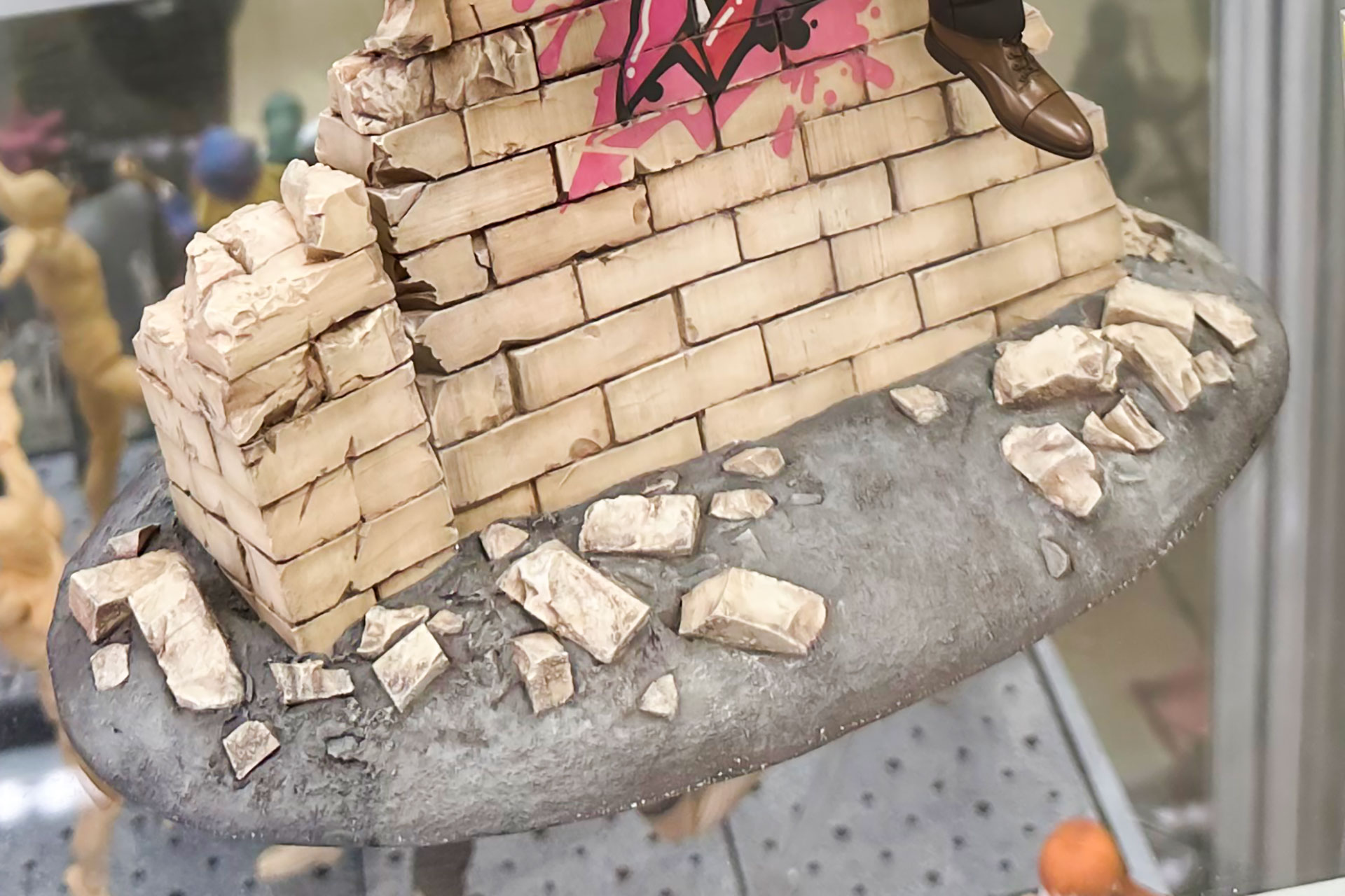 台座部分でもあるレンガだが、崩れかけた様子も見事に表現されている