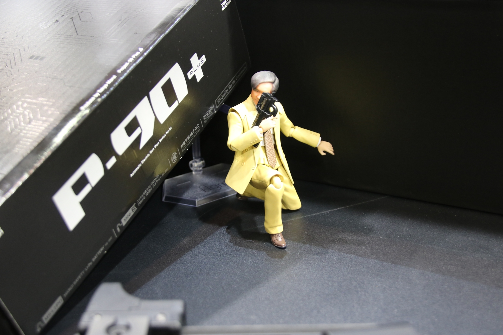 デカ広報フィギュアは「P-90プラス」の横に隠れていた