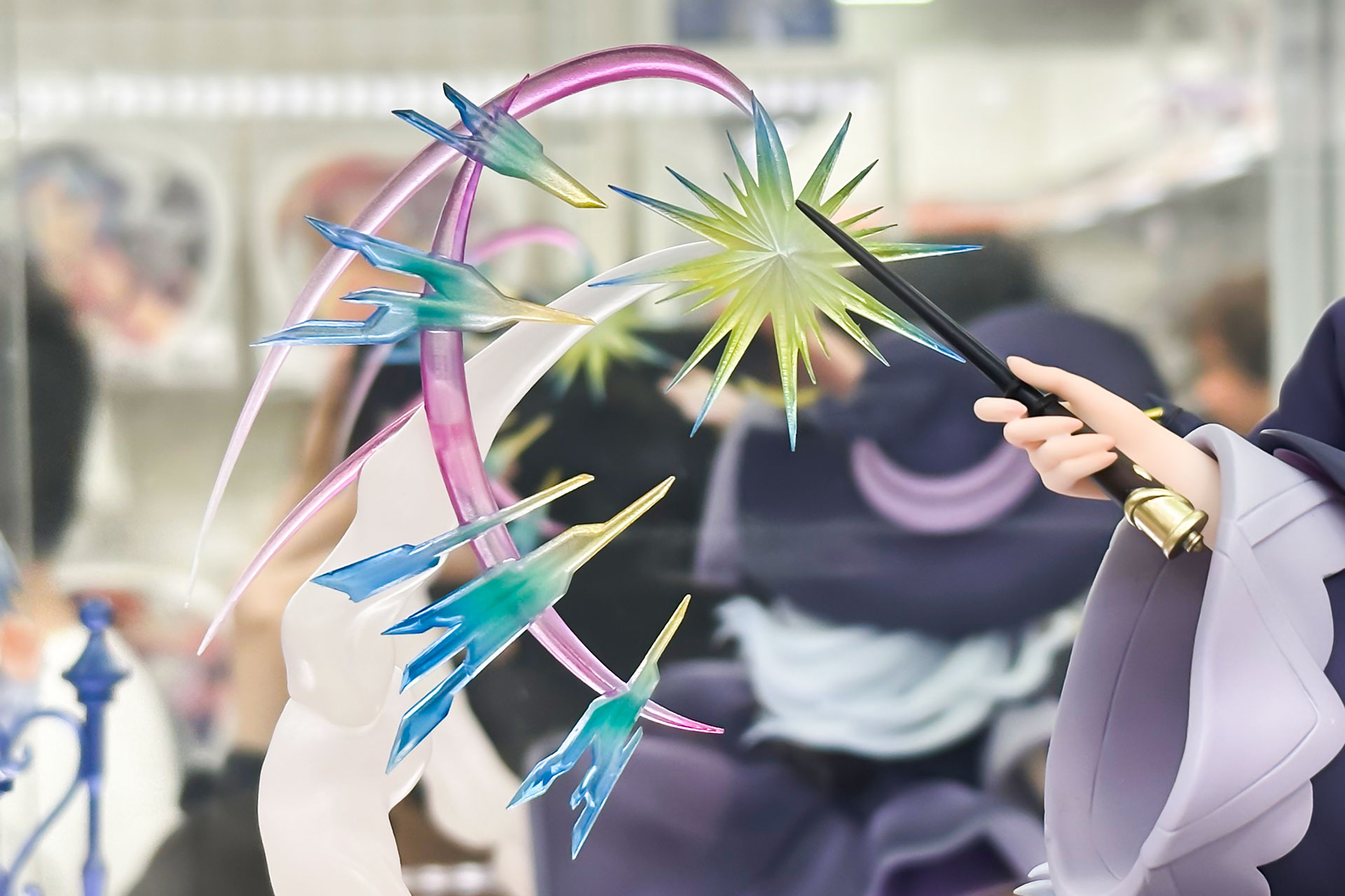 手に持った杖の先からは、魔法のようなエフェクトがほとばしっている