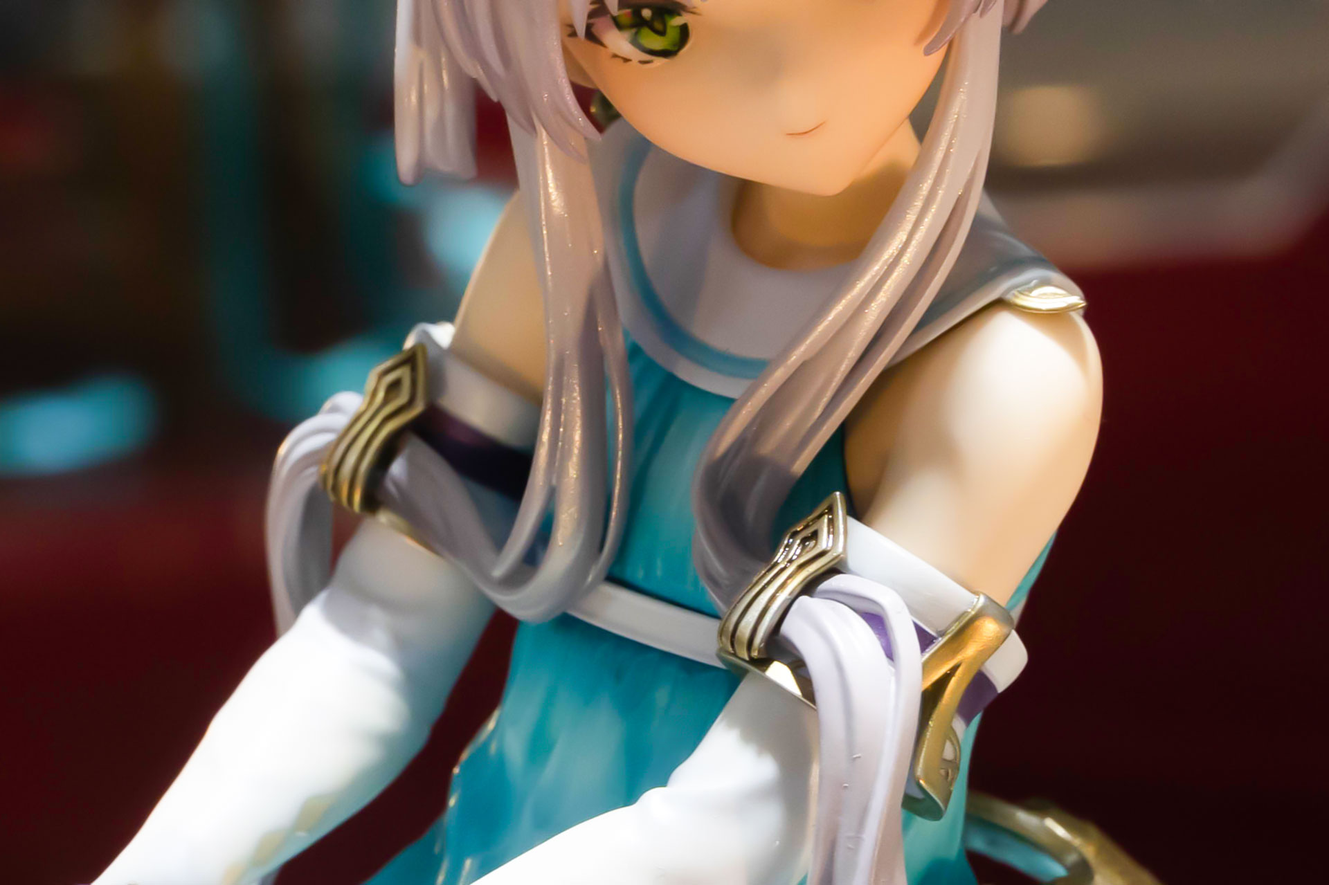 長い髪は、腕に取り付けられたアクセサリーで束ねられている