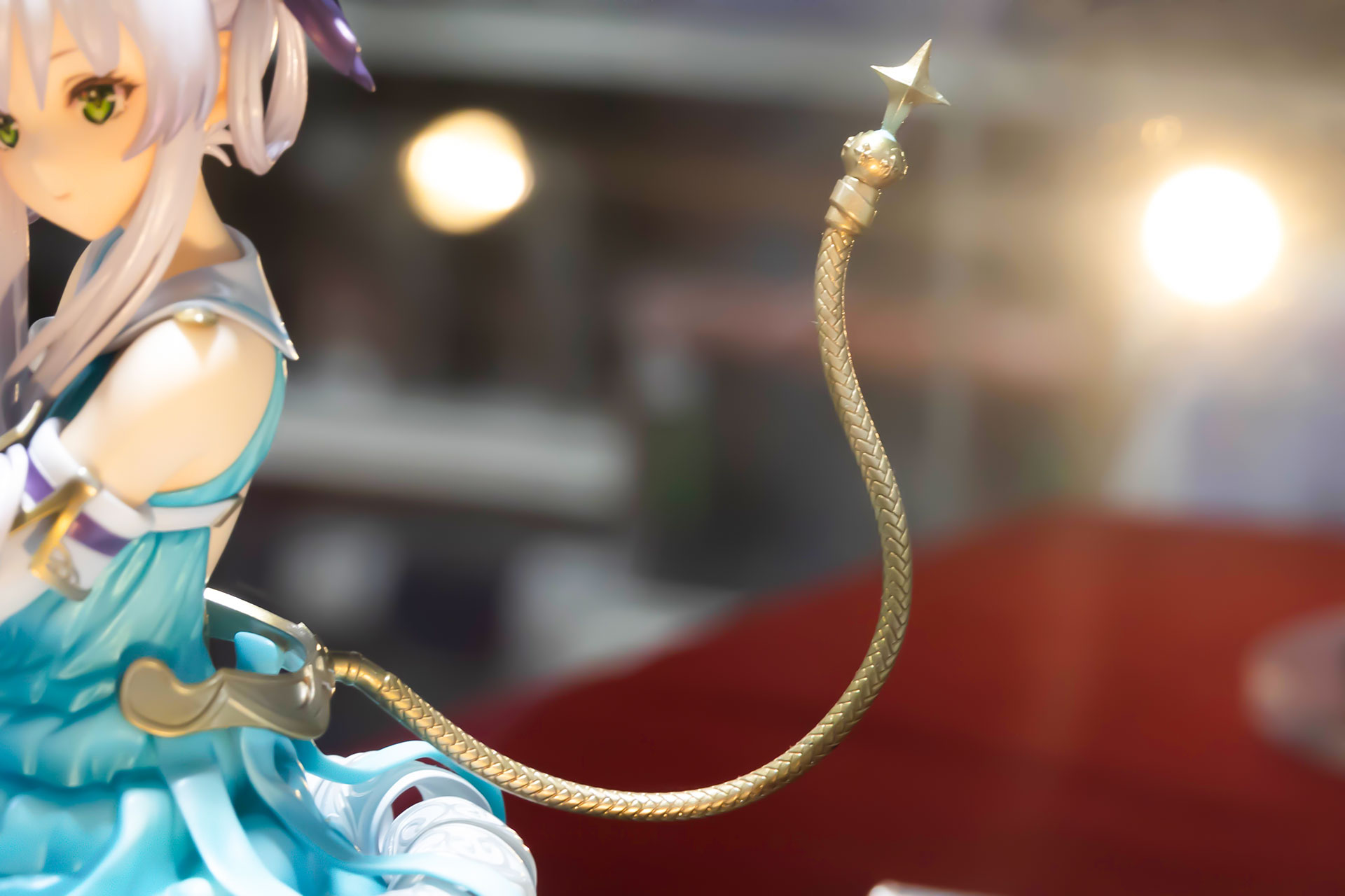 背中のほうには、長く伸びたしっぽも取り付けられている