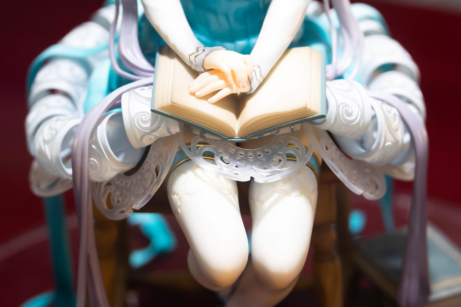 足元に開いた本を置き、その上に両手をちょこんと載せているようなポージングだ