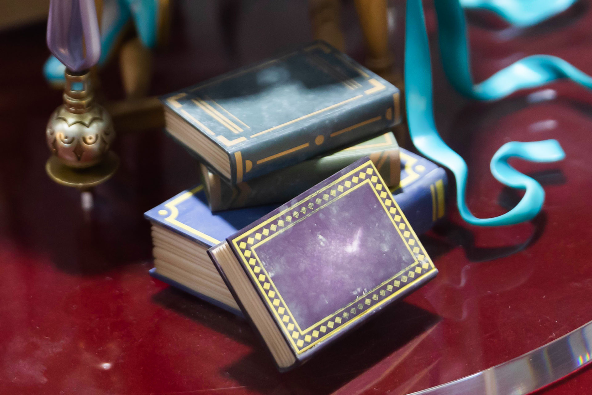 台座部分にはいろいろな本が並べられている。