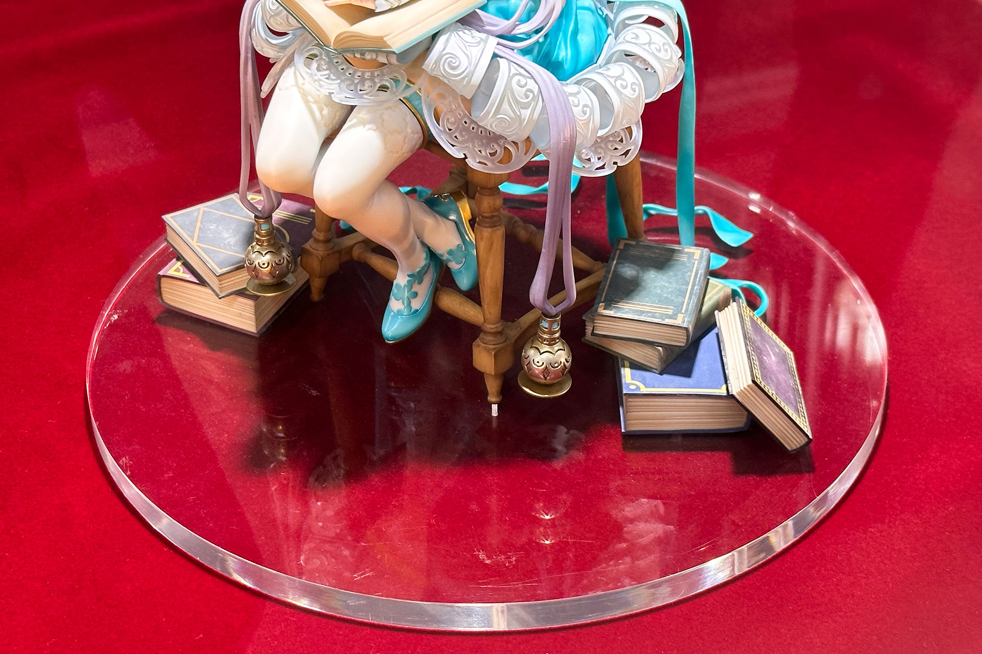 台座部分にはいろいろな本が並べられている。