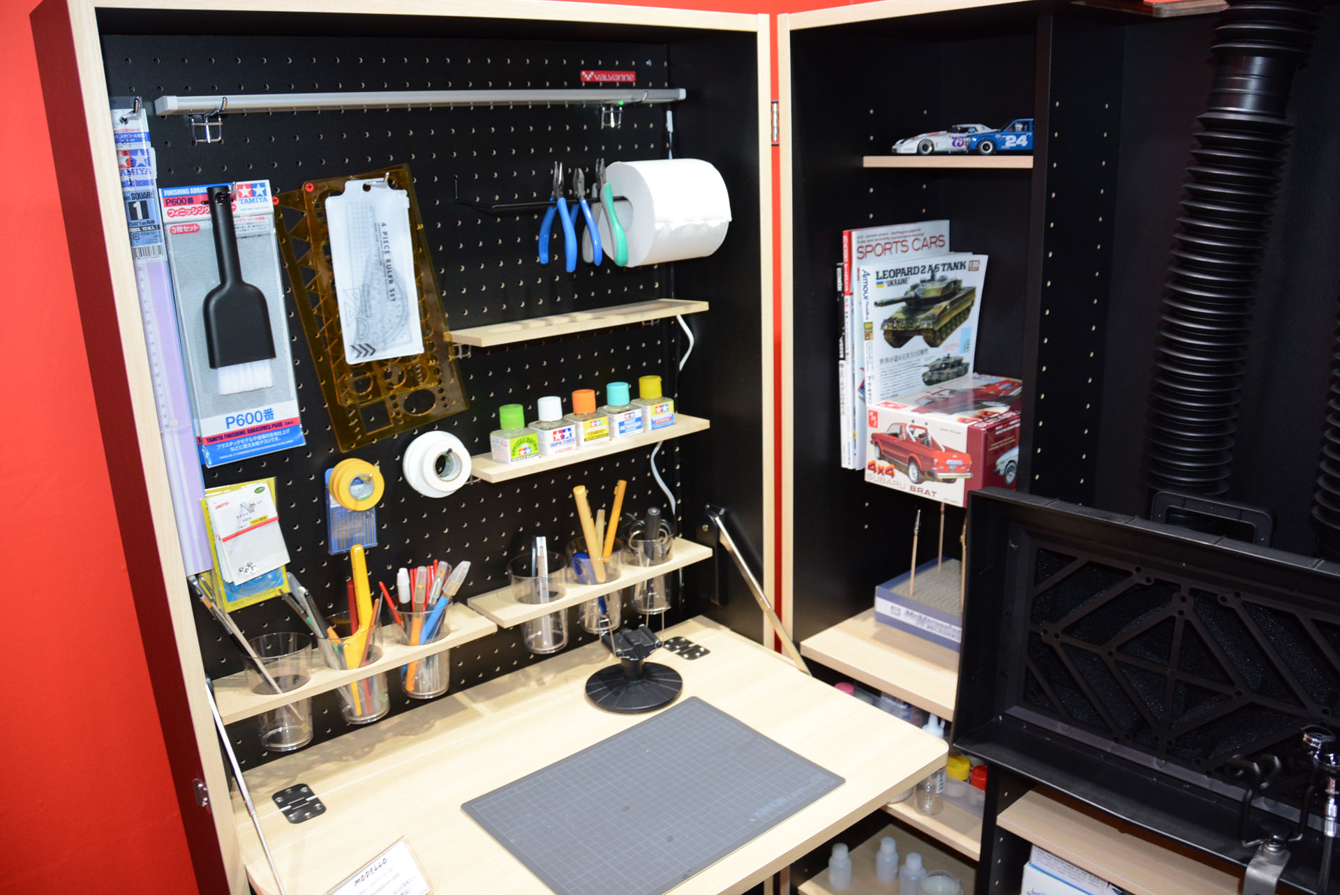 これぞ模型製作空間。模型ファンの夢を実現したようなスペースだ
