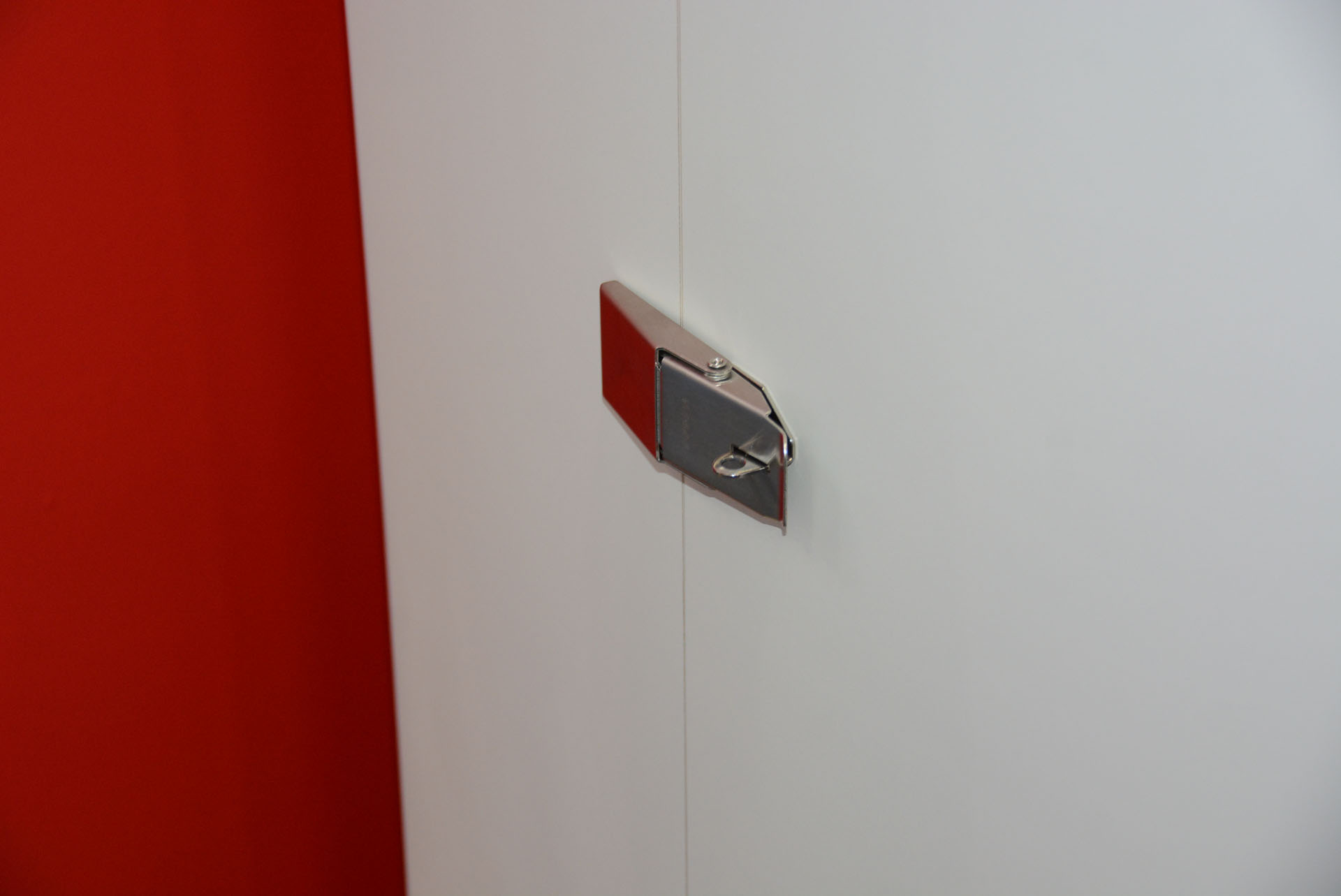 扉には鍵がかけられる。制作中のプラモデルを触られる危険性がない