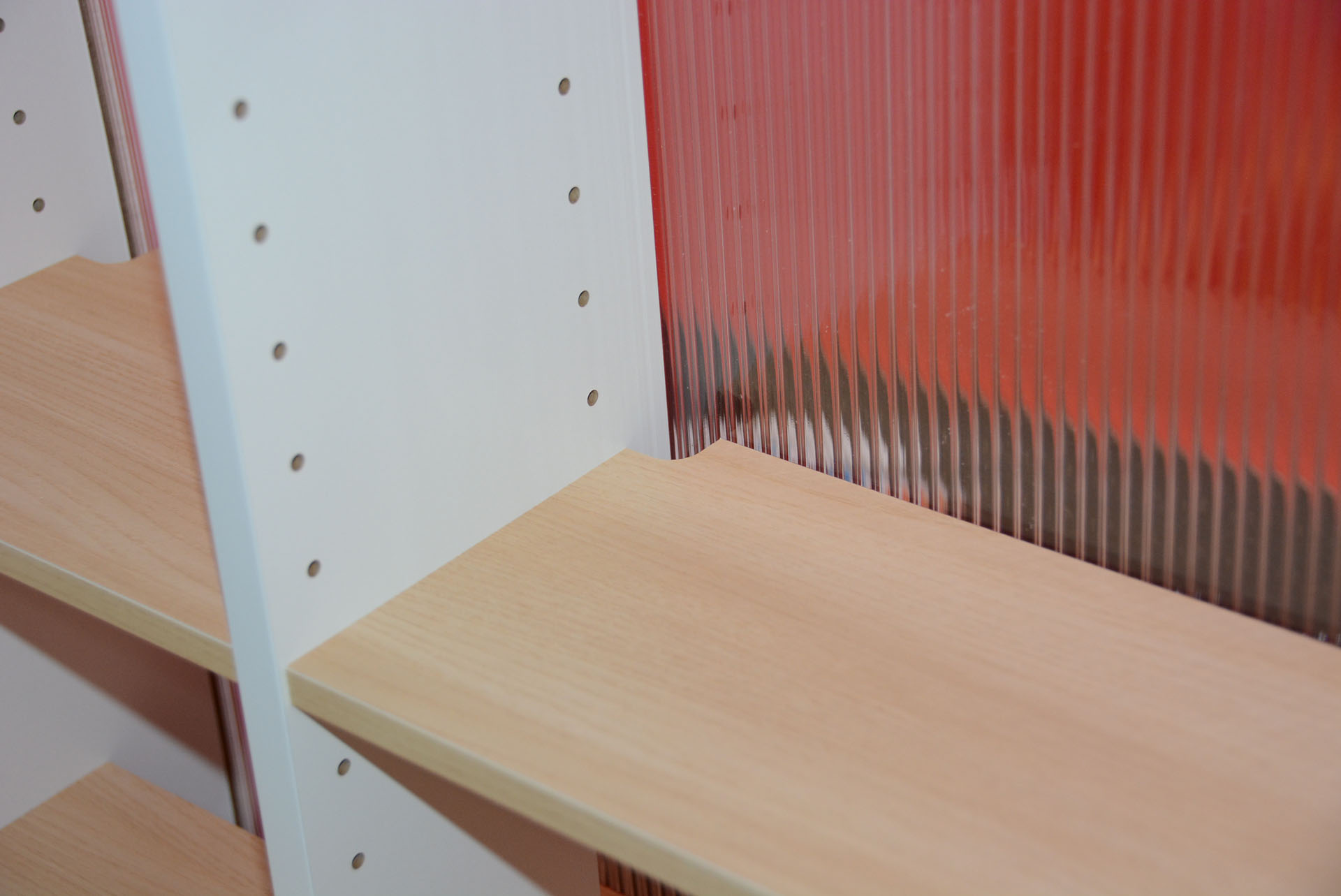 電源コードを通すスペースがあり、外に出す場所もまとめられる