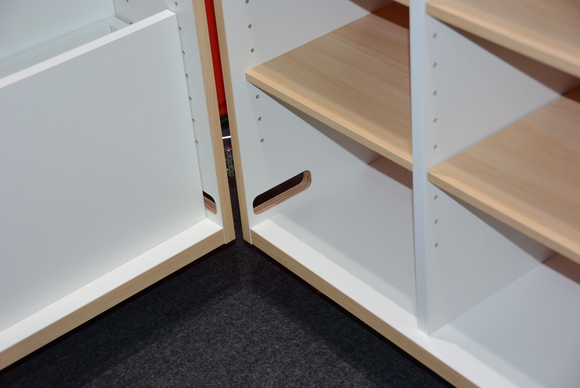 電源コードを通すスペースがあり、外に出す場所もまとめられる