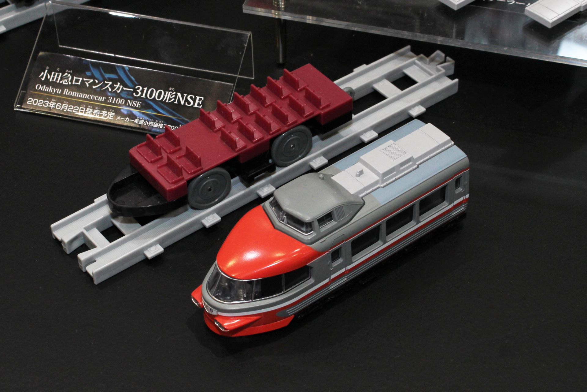窓から見える内部のシートも再現。ロマンスカーの後方車両はちゃんと展望席のシートが進行方向と逆を向いているなど、芸が細かい