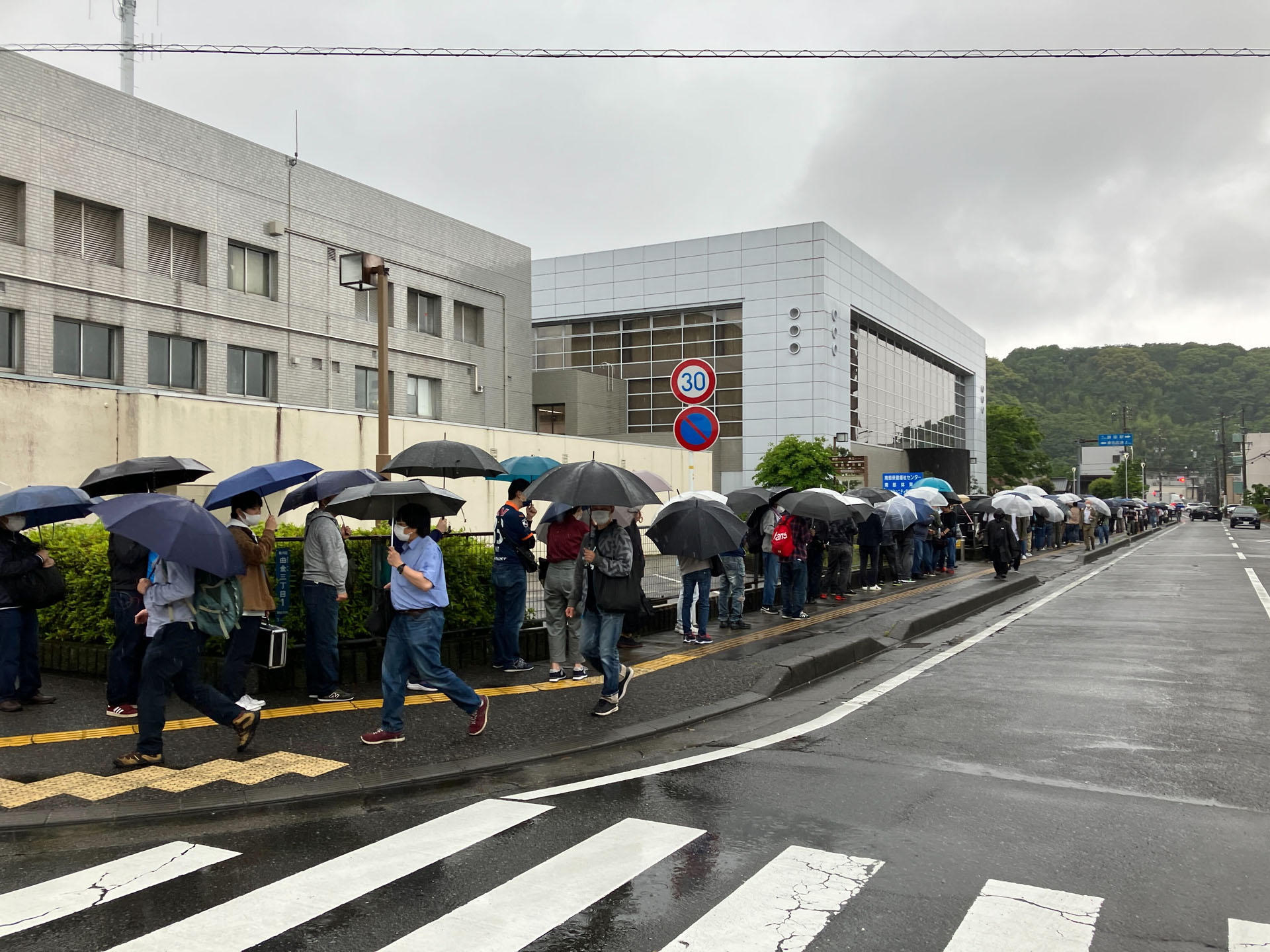 雨天にもかかわらず朝早くから多くのファンが並んでいた