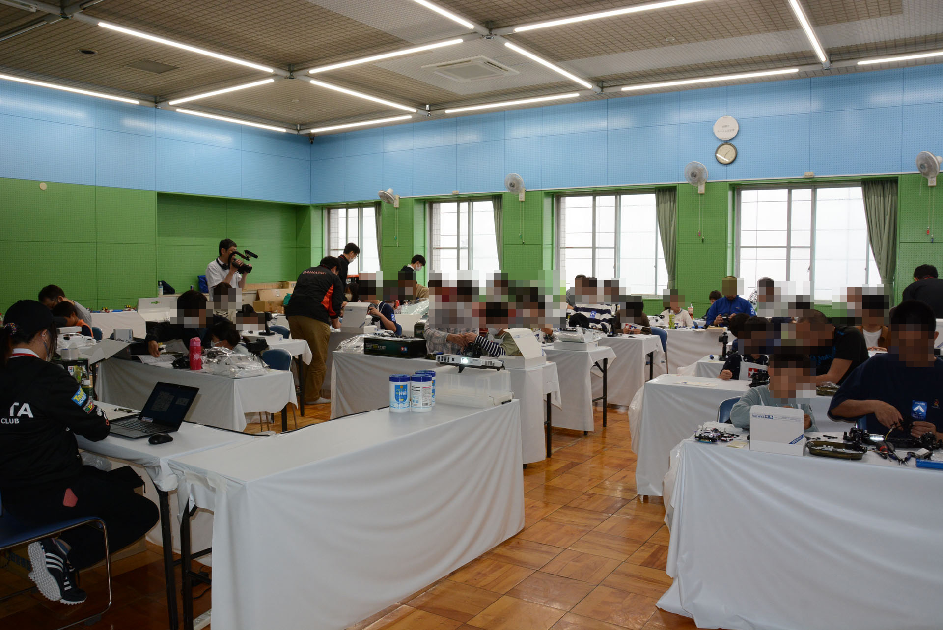 サポートスタッフに助けてもらいながらしっかり組立が学べる