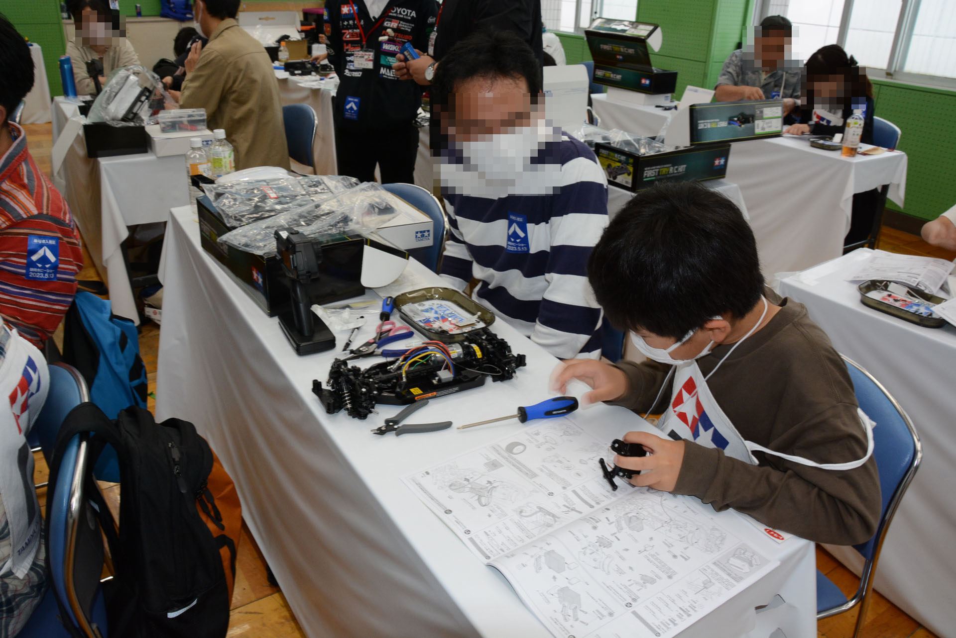 サポートスタッフに助けてもらいながらしっかり組立が学べる