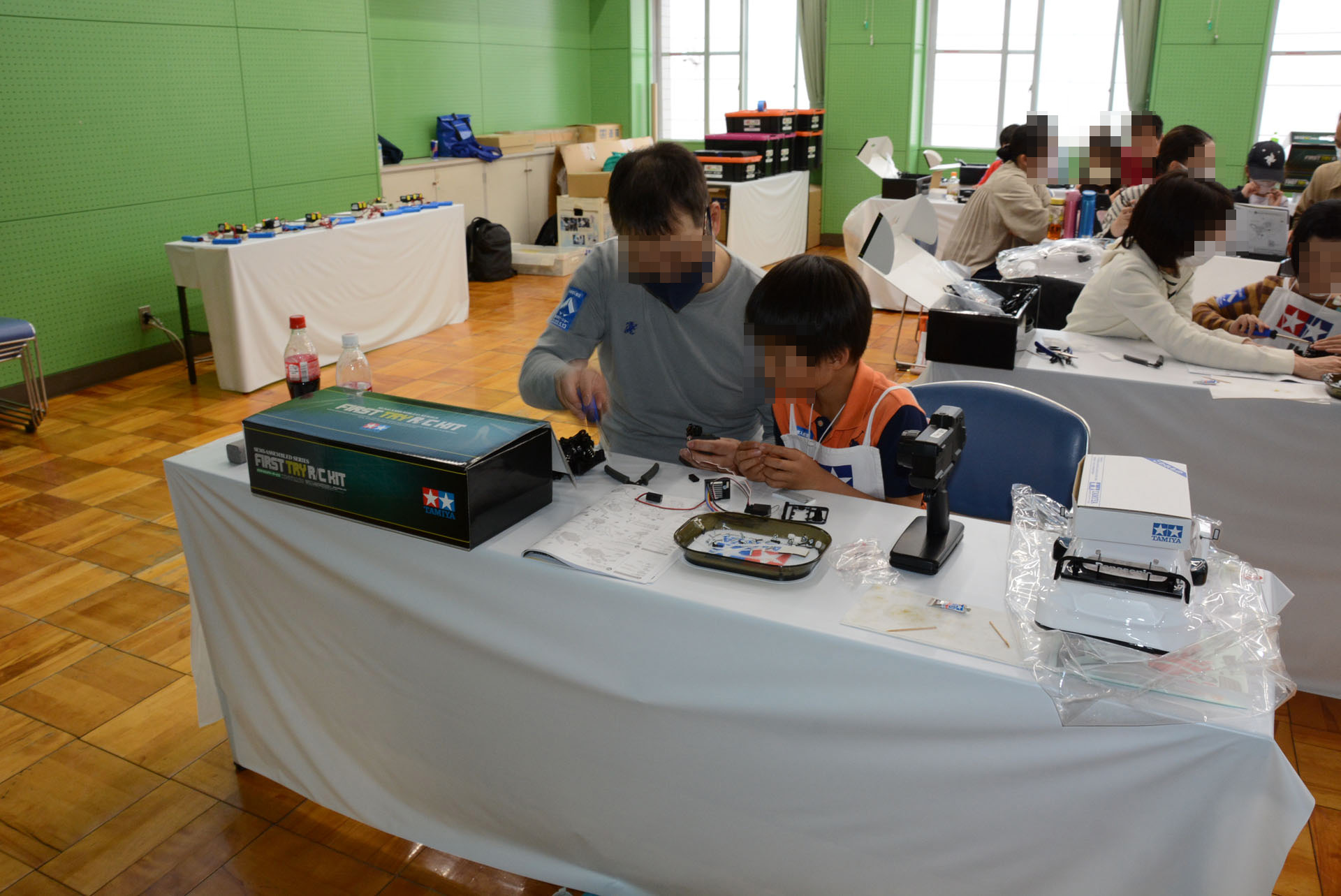 サポートスタッフに助けてもらいながらしっかり組立が学べる