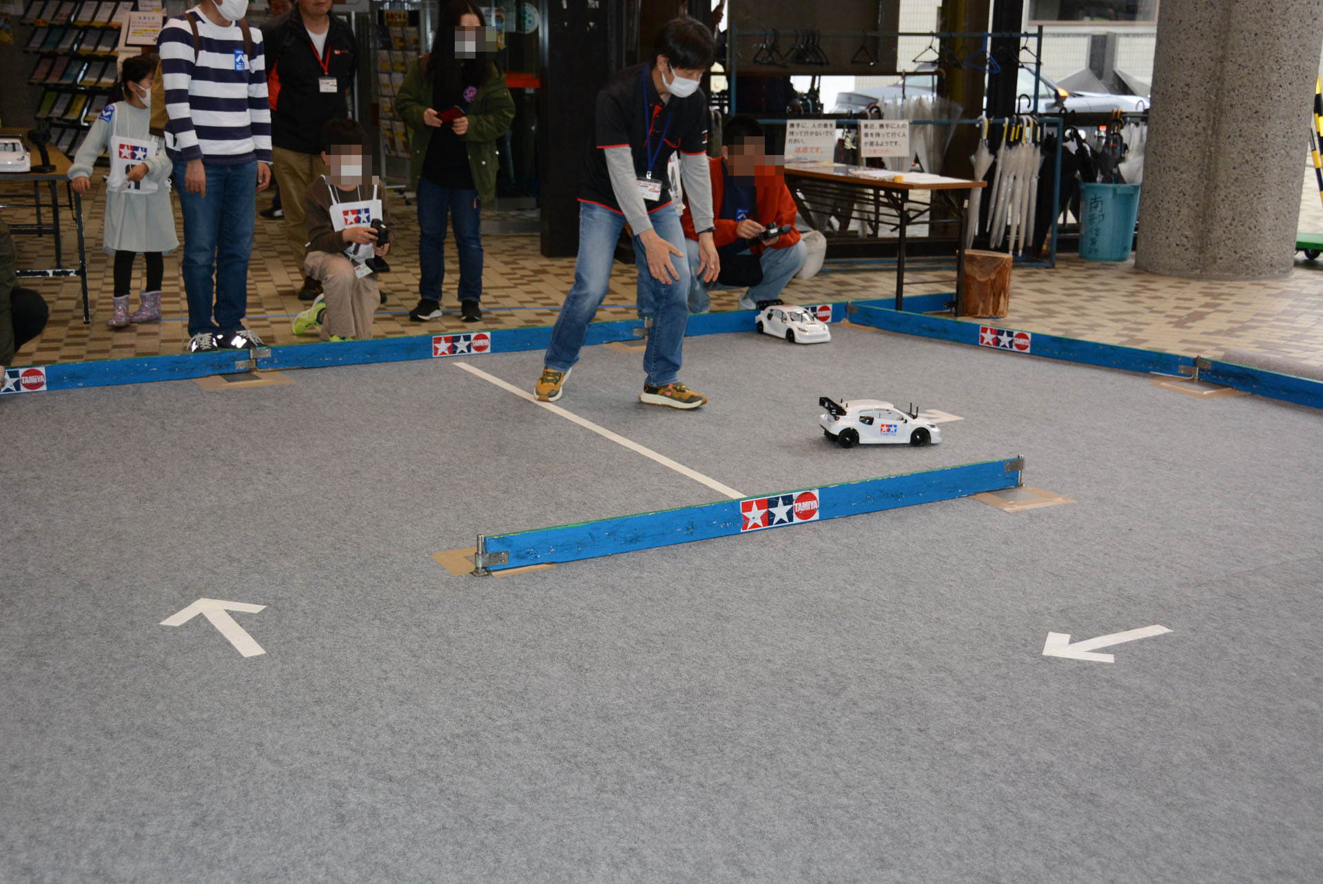 試走で車をまっすぐ走らせるように調整する。タイムアタックで上位者は本格レースコースを走れる