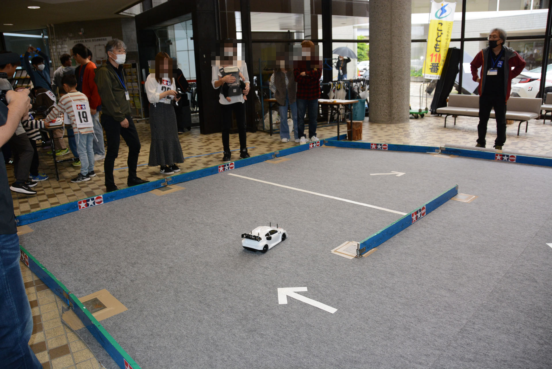 試走で車をまっすぐ走らせるように調整する。タイムアタックで上位者は本格レースコースを走れる