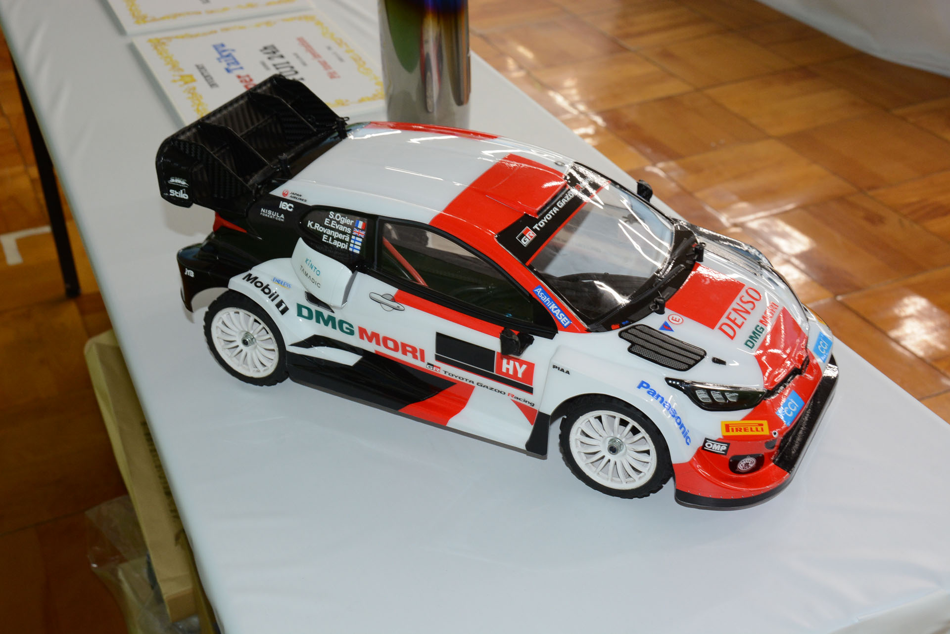 教材は「1/10RC トヨタ ガズー レーシング WRT/GR ヤリス ラリー1 ハイブリッド (TT-02シャーシ)」。市販されるのは6月10日という、発売前のRCカーを組み立てることができるのだ