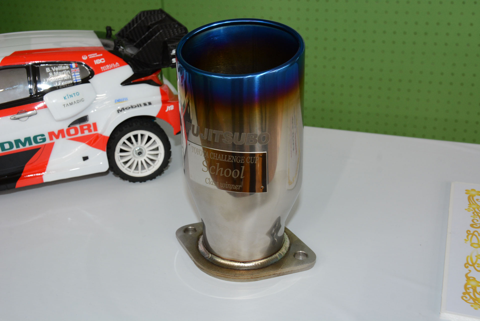 藤壺技研工業が手がけたマフラー型のトロフィー。エンジニア魂を刺激するカッコイイデザイン