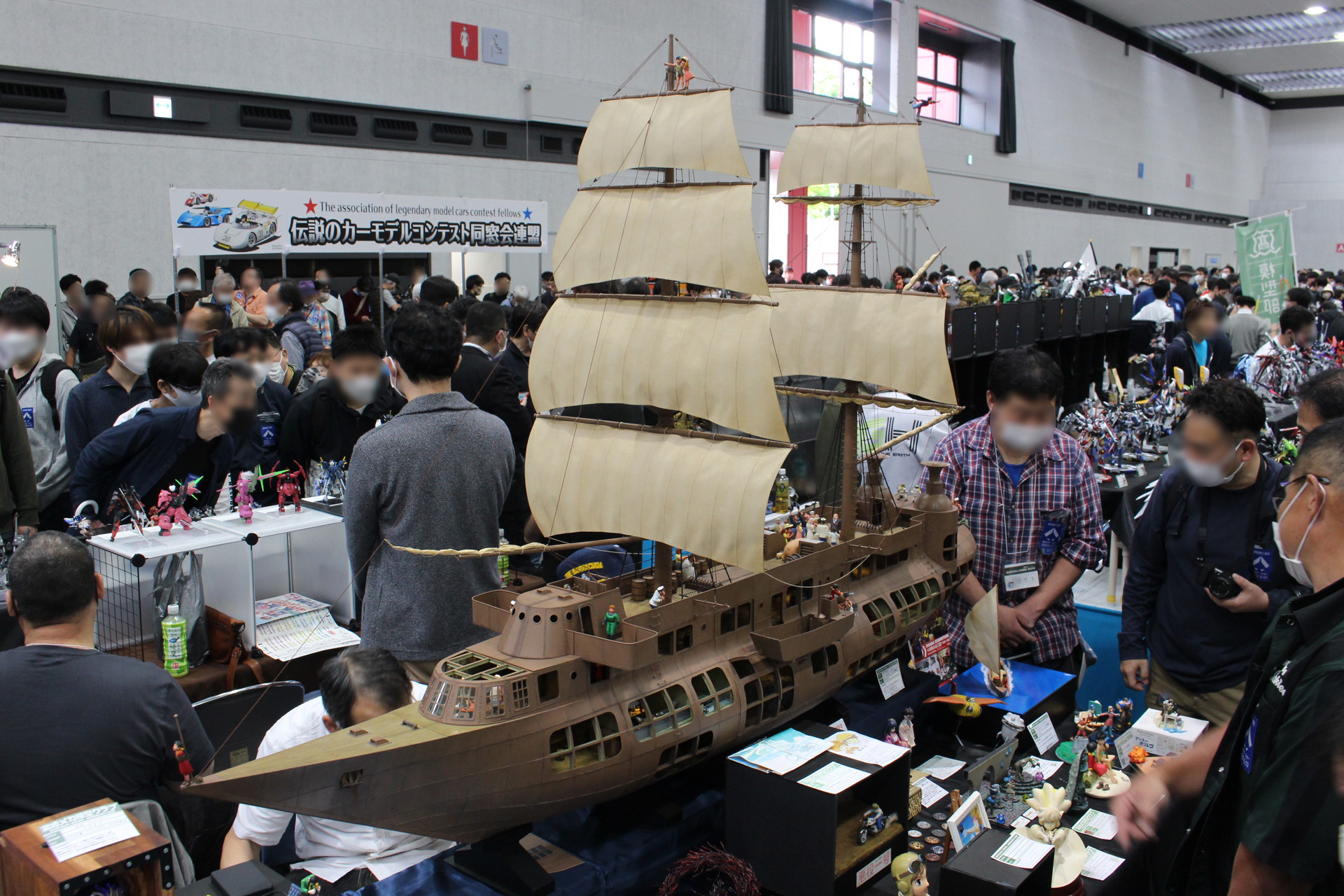 「第32回モデラーズクラブ合同作品展」の「宮崎メカ模型クラブ」の展示スペース。バラクーダ号を中心に、“宮崎アニメ”の模型が多数並ぶ