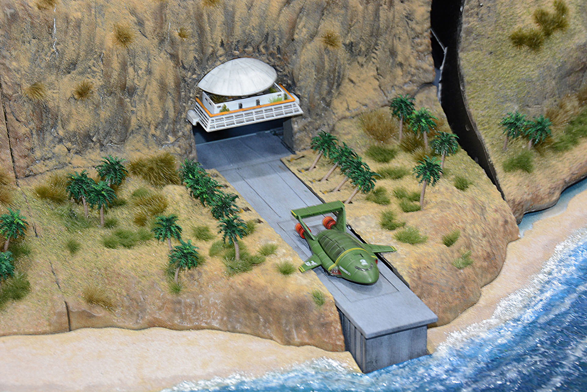 滑走路の椰子の木が倒れる。劇中印象的なギミック