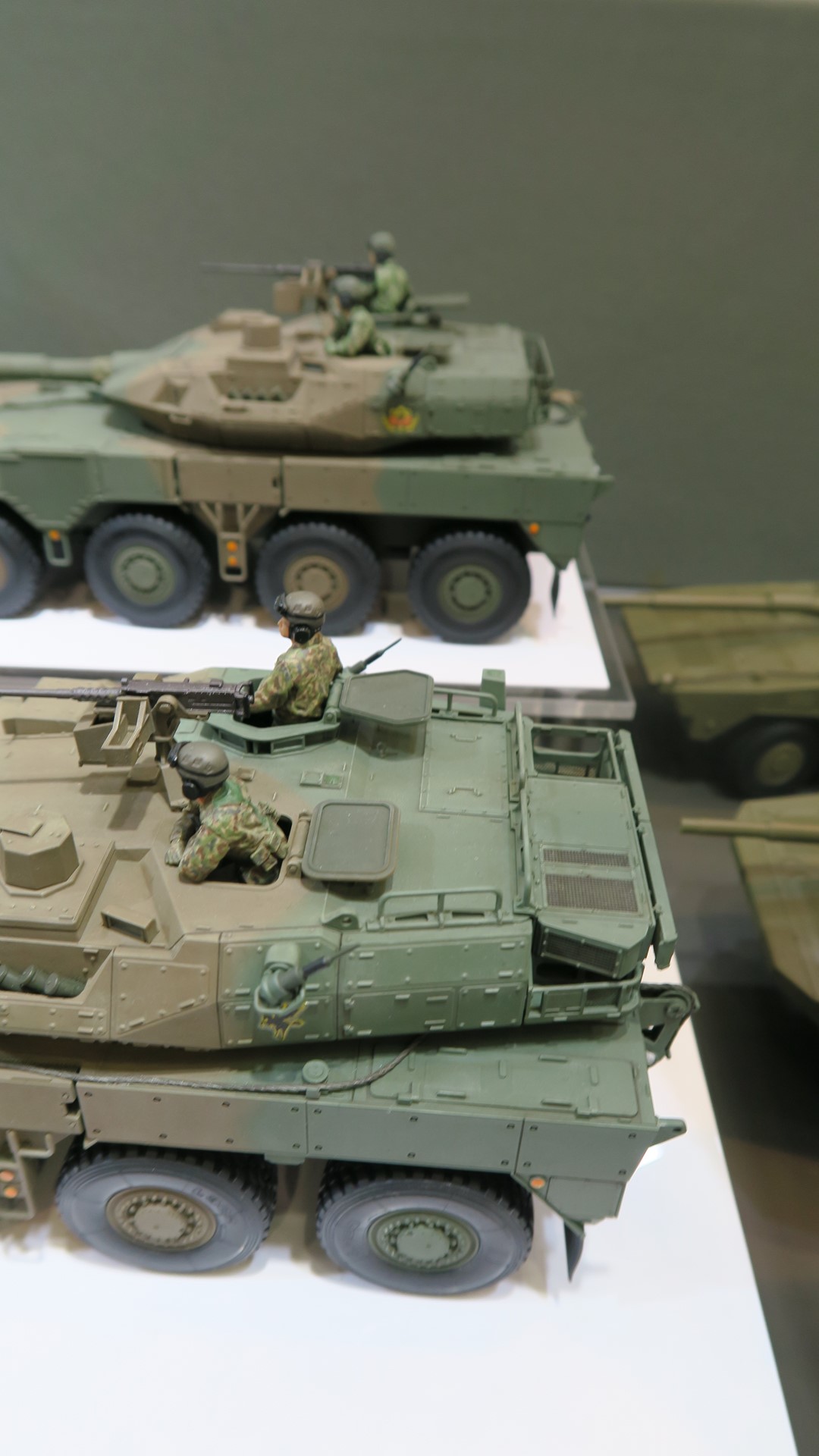 一世代前のC4から装備された砲塔後部のエアコンユニットと大型化された砲塔バスケット