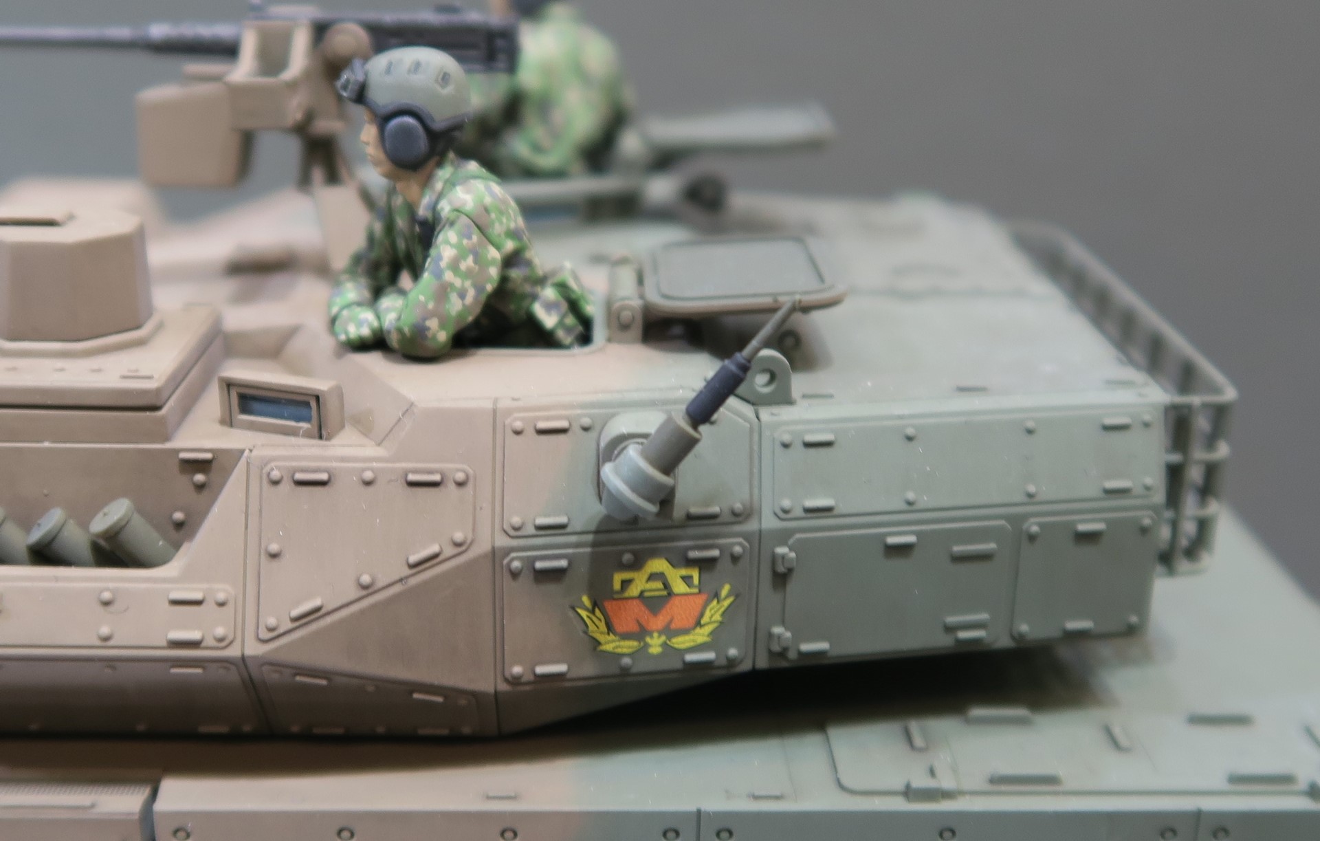 アンテナ保護のためアンテナの下部に追加されたアンテナガード。C1キットではアンテナ下部に何もついていないのが確認できる