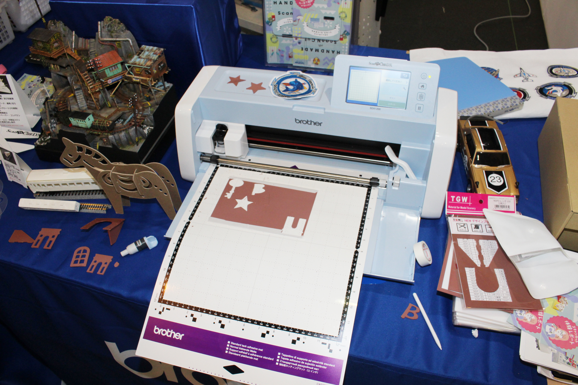 「スキャンカットDX SDX1200」。価格はオープンで、実勢価格は75,000円前後